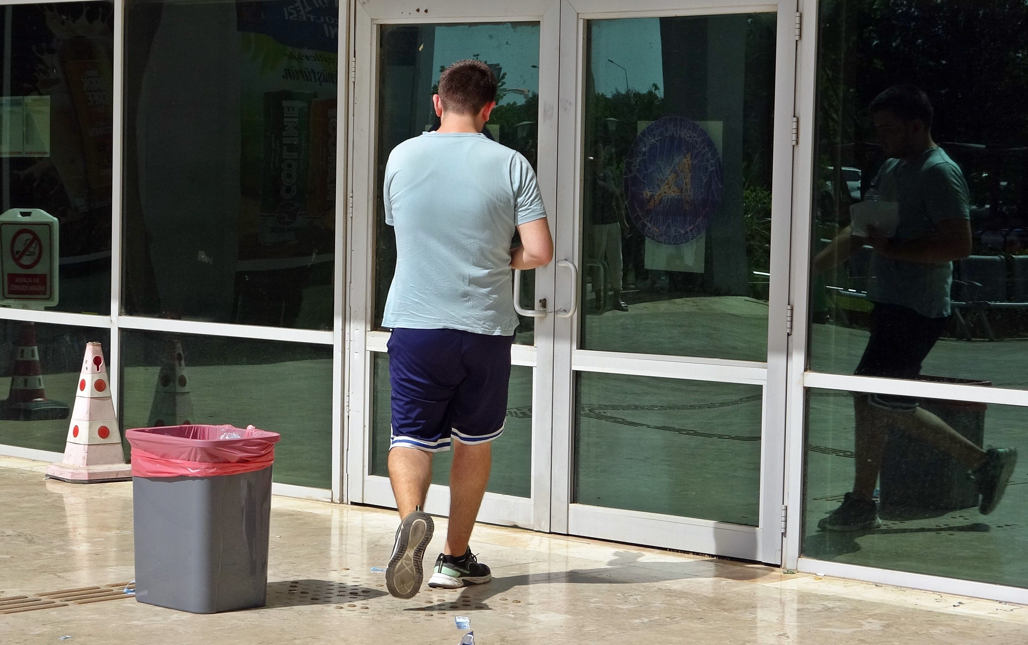 YKS'den manzaralar... Biri koşarak diğeri koşamayarak sınavı kaçırdı YKS'den manzaralar... Biri koşarak diğeri koşamayarak sınavı kaçırdı - 5. Resim