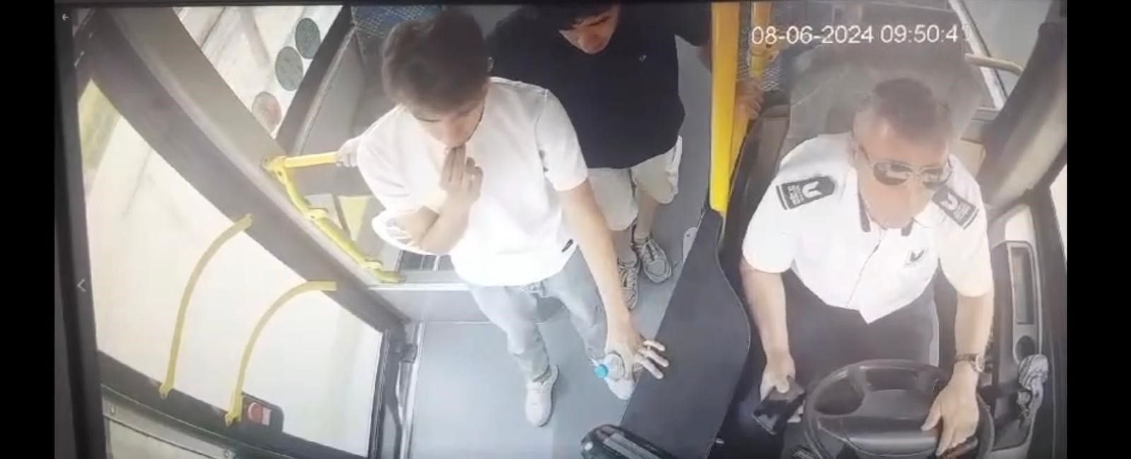 YKS'den manzaralar... Biri koşarak diğeri koşamayarak sınavı kaçırdı YKS'den manzaralar... Biri koşarak diğeri koşamayarak sınavı kaçırdı - 1. Resim