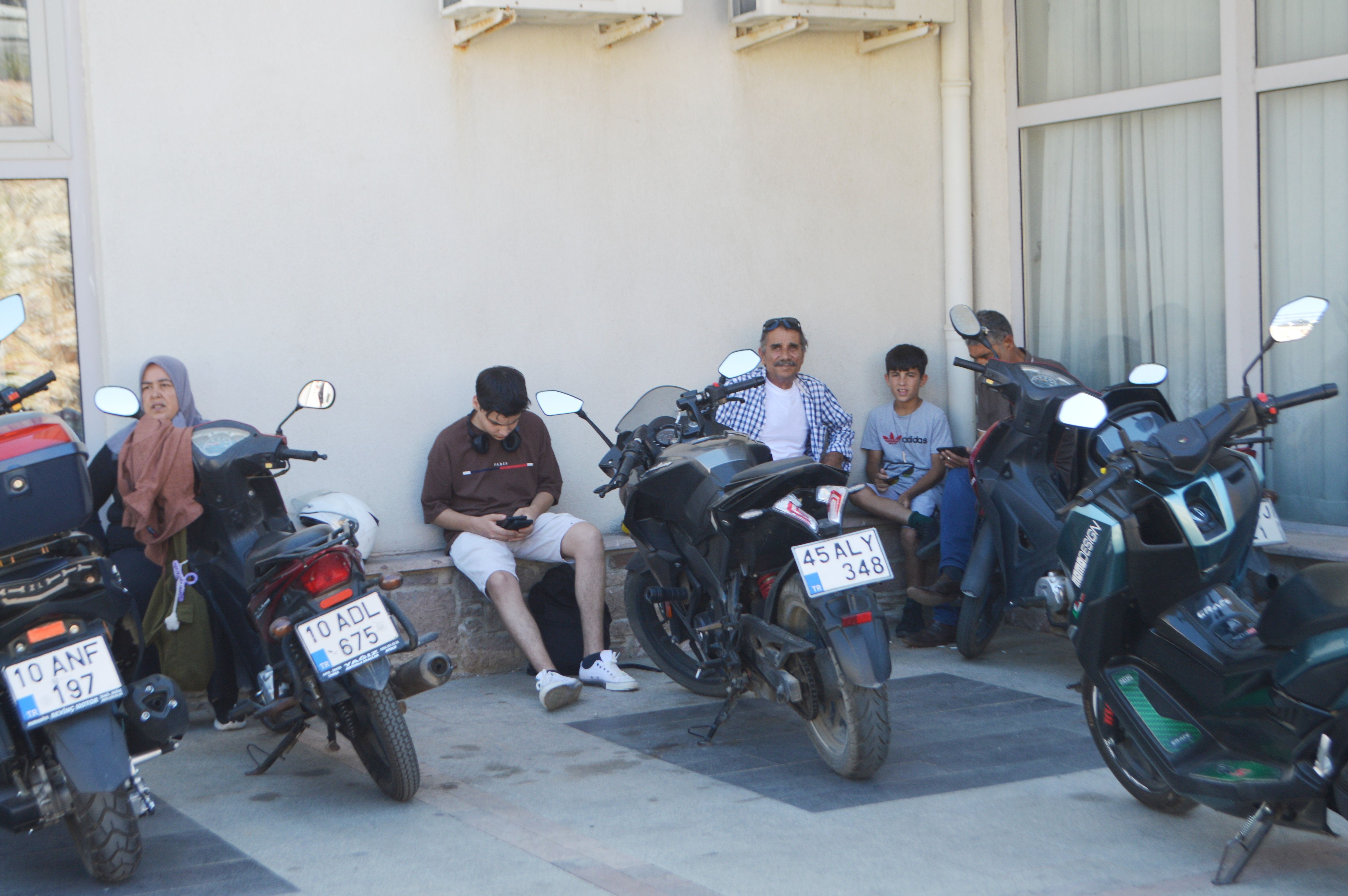 YKS'den manzaralar... Biri koşarak diğeri koşamayarak sınavı kaçırdı YKS'den manzaralar... Biri koşarak diğeri koşamayarak sınavı kaçırdı - 2. Resim