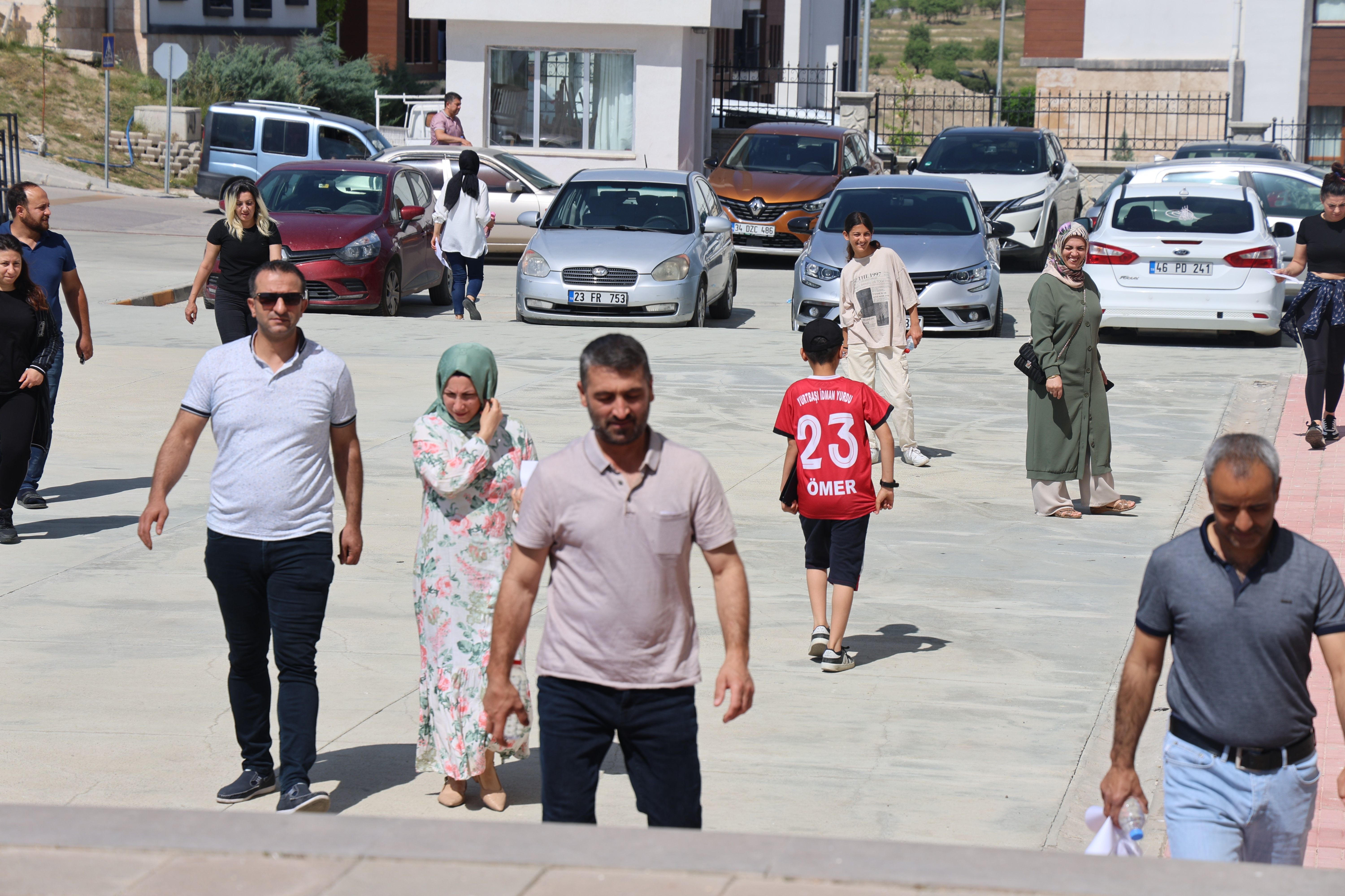 YKS'den manzaralar... Biri koşarak diğeri koşamayarak sınavı kaçırdı YKS'den manzaralar... Biri koşarak diğeri koşamayarak sınavı kaçırdı - 8. Resim