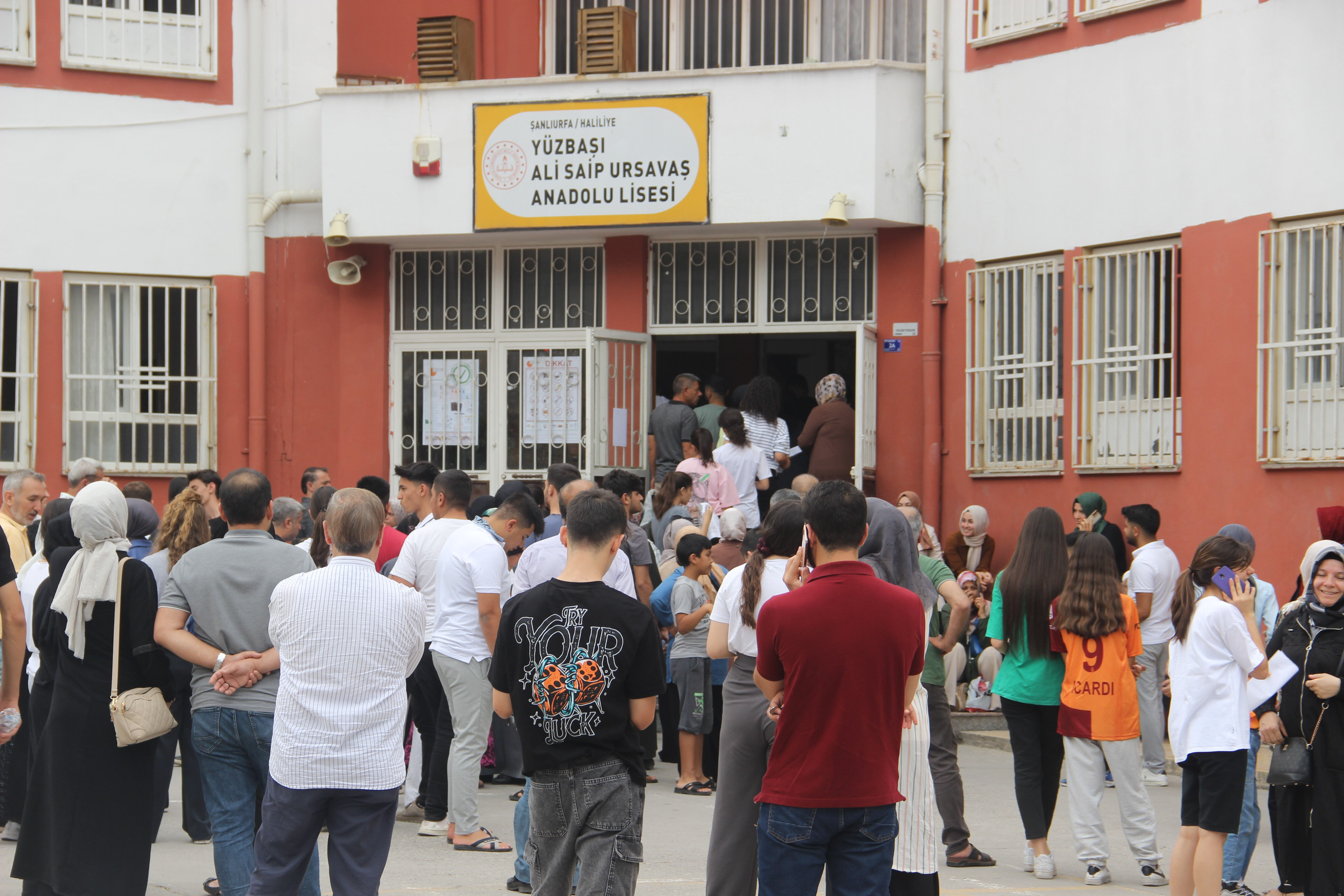 YKS'nin acı tablosu! Sınava geç kalan öğrenci ile annesi gözyaşlarına boğuldu - 1. Resim
