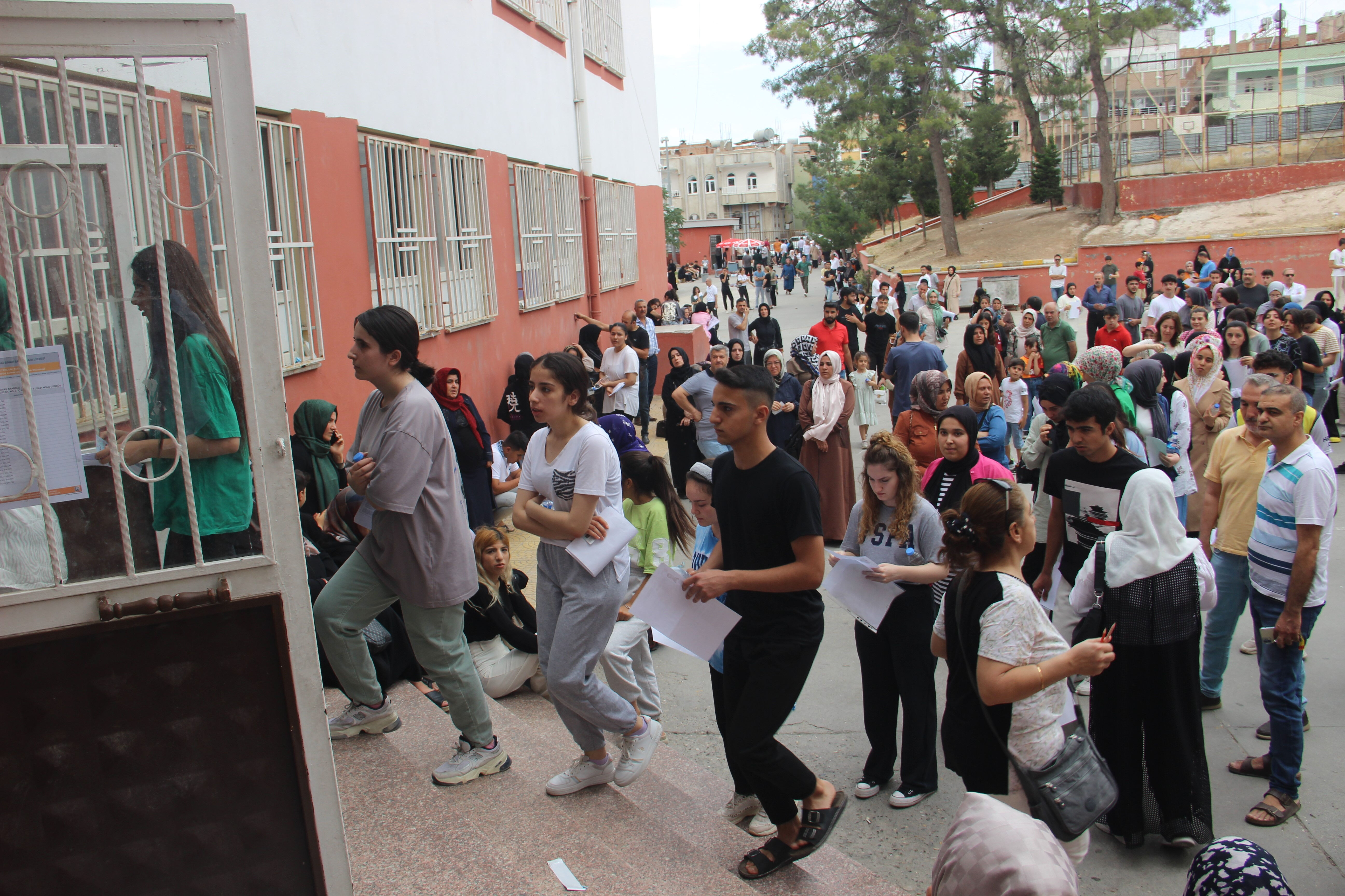 YKS'nin acı tablosu! Sınava geç kalan öğrenci ile annesi gözyaşlarına boğuldu - 2. Resim