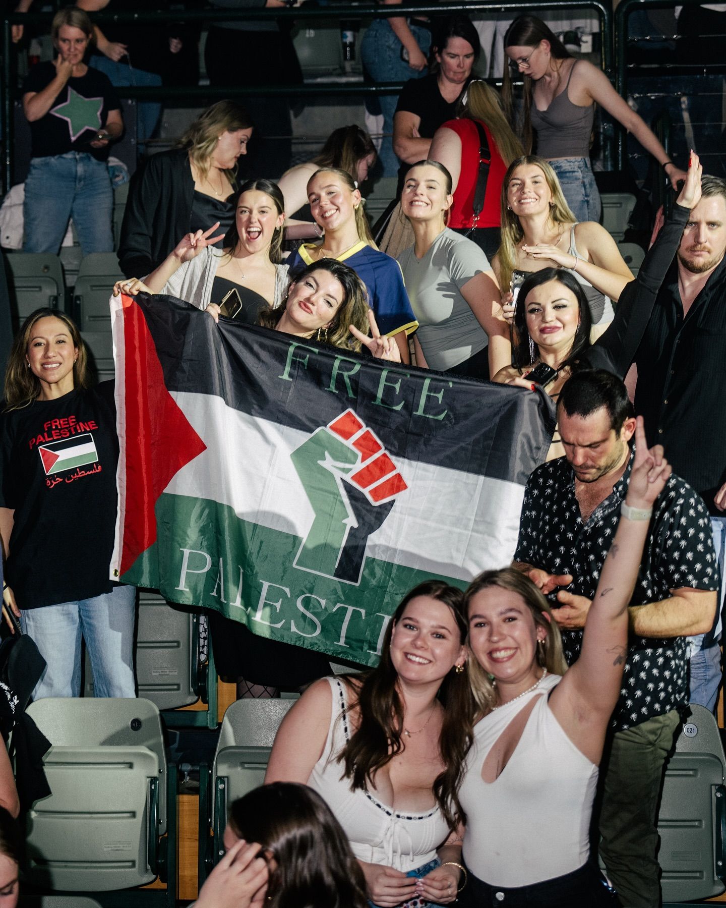 Amerikalı rap sanatçısı Macklemore, Paris konserinde Filistin'e destek verdi: Özgür Filistin Amerikalı rap sanatçısı Macklemore, Paris konserinde Filistin'e destek verdi: Free free Palestina - 2. Resim