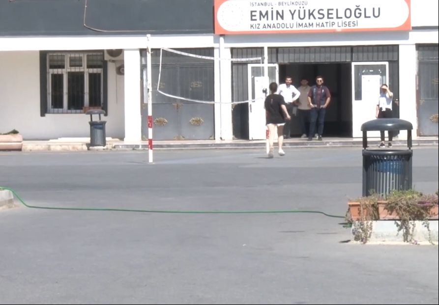 AYT sınavı için okula gittiğinde kimliğinin olmadığını fark edince gözyaşlarına boğuldu - 2. Resim