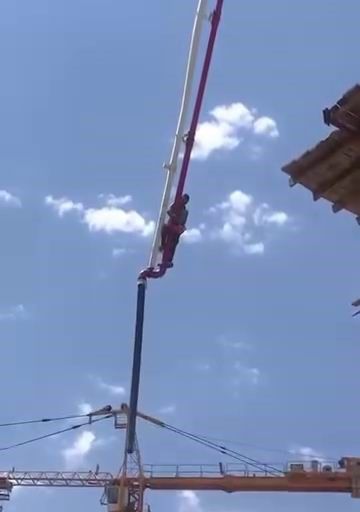 Elazığ'da canını hiçe sayan işçi beton mikserinin hortumuyla indi - 1. Resim