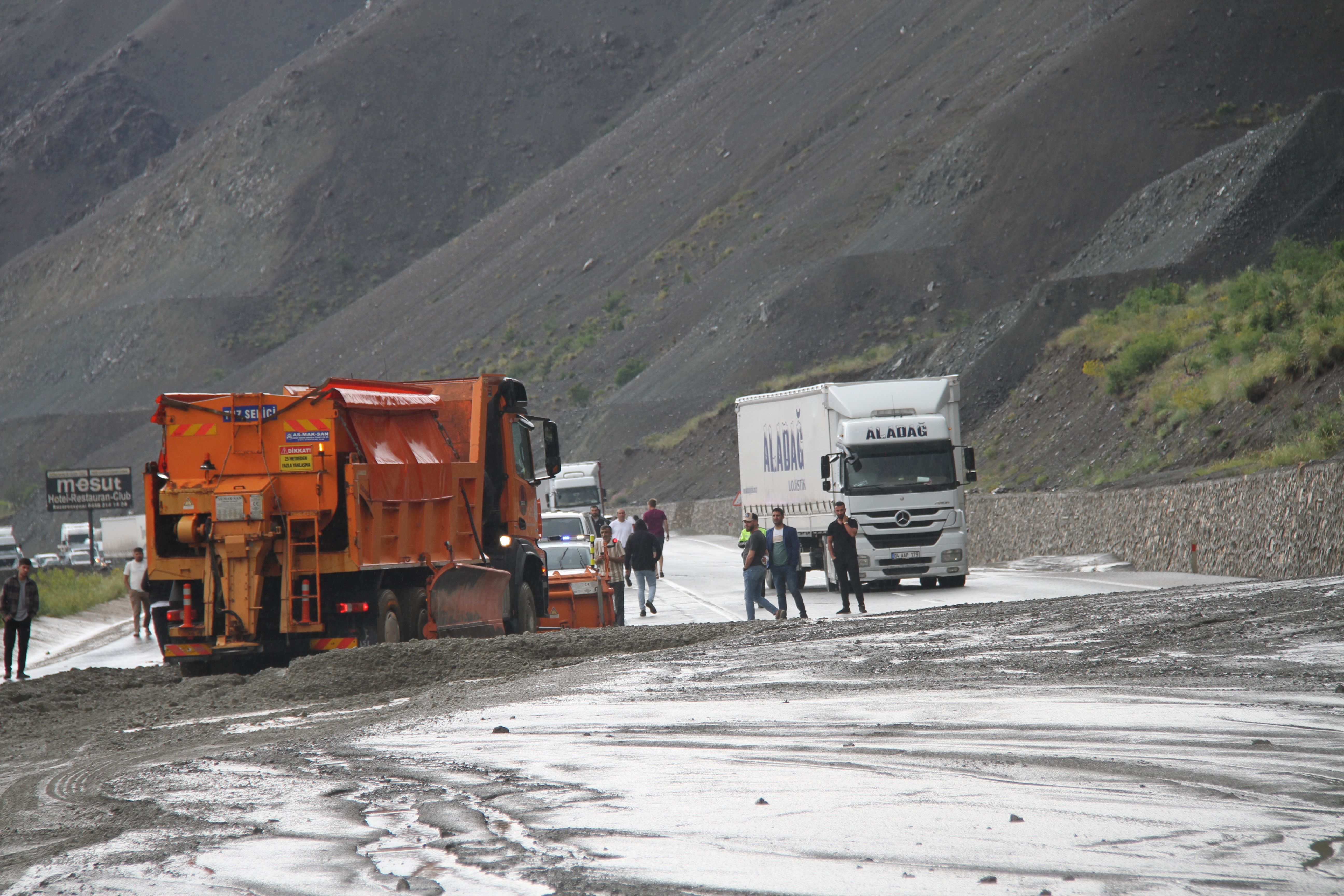 Erzincan-Sivas kara yolunda heyelan! Yol çift şeritli olarak ulaşıma kapandı - 1. Resim