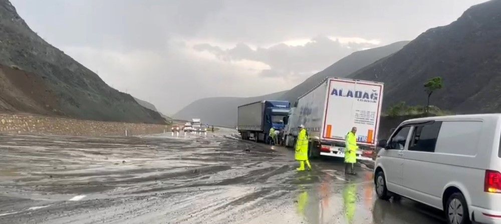 Erzincan-Sivas kara yolunda heyelan! Yol çift şeritli olarak ulaşıma kapandı - 2. Resim