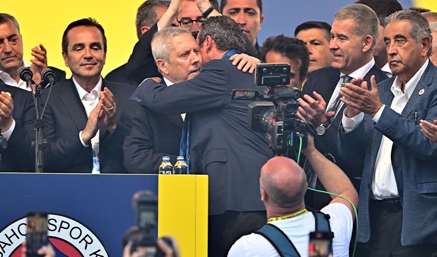 Fenerbahçe'de başkanlık seçimi barışla noktalandı! Aziz Yıldırım, Ali Koç'a sarılarak tebrik etti - 1. Resim