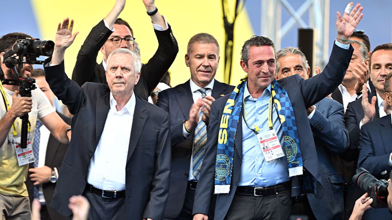 Fenerbahçe&#039;de başkanlık seçimi barışla noktalandı! Aziz Yıldırım, Ali Koç&#039;u sarılarak tebrik etti