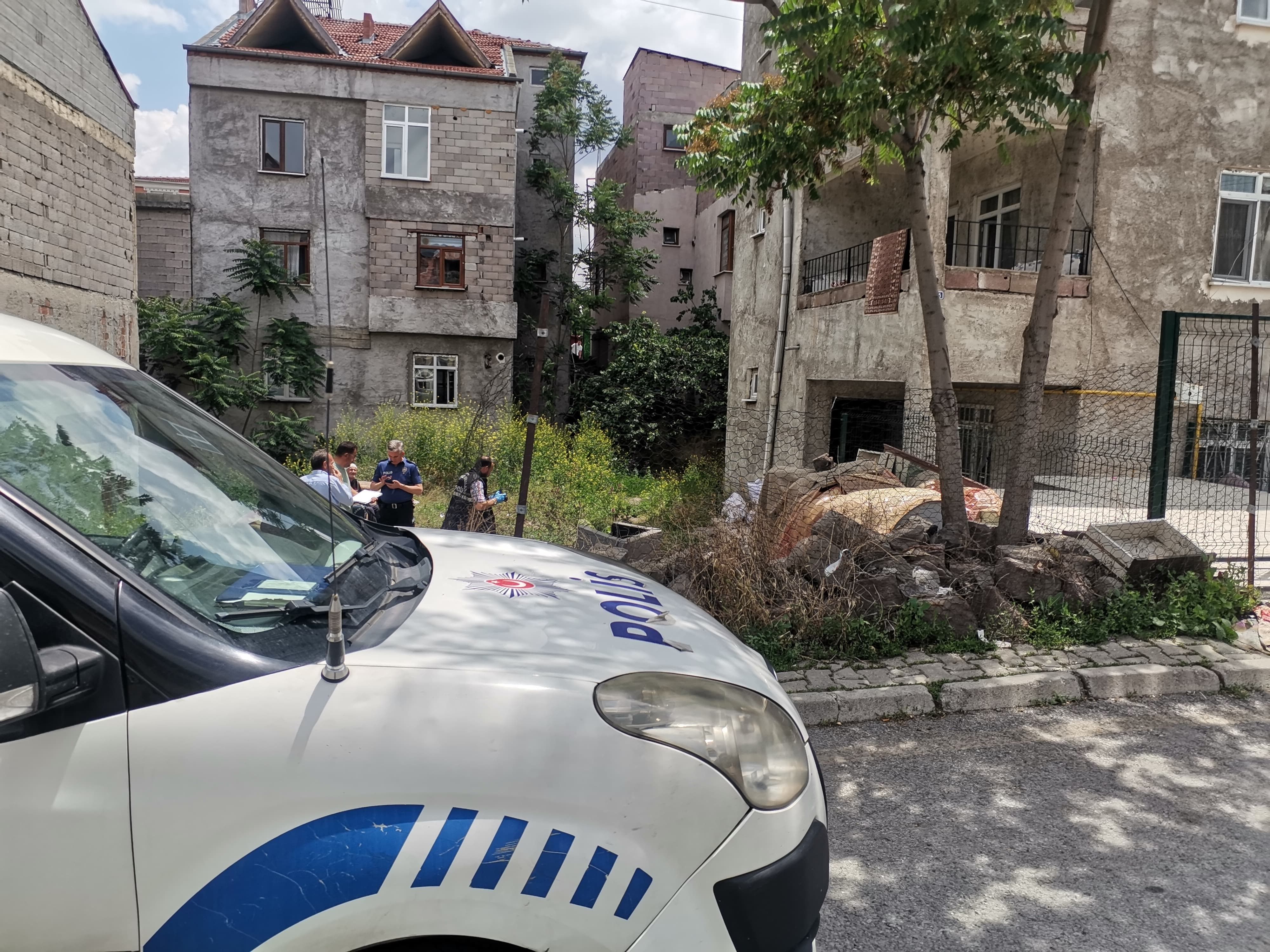 Kayseri'de dehşet olay! Süt dolu kovaya düşen bebek ağır yaralandı Kayseri'de dehşet olay! Süt dolu kovaya düşen bebek boğuldu - 1. Resim