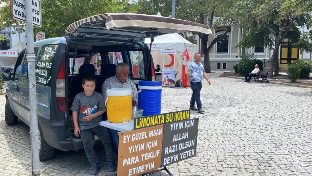 Konya'da limonata su ve çorba dağıtan Lokman Yıldız para yerine dua istiyor - 2. Resim