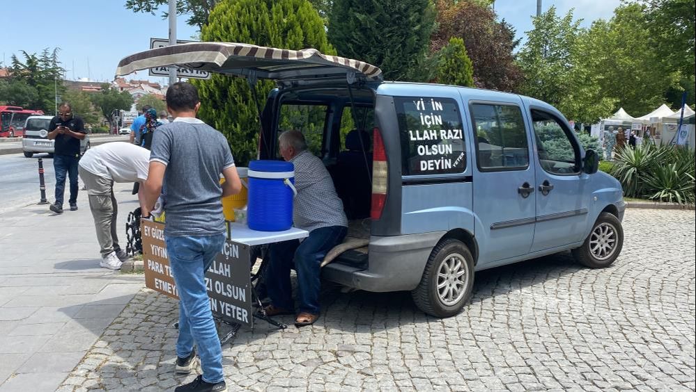 Konya'da limonata su ve çorba dağıtan Lokman Yıldız para yerine dua istiyor - 1. Resim