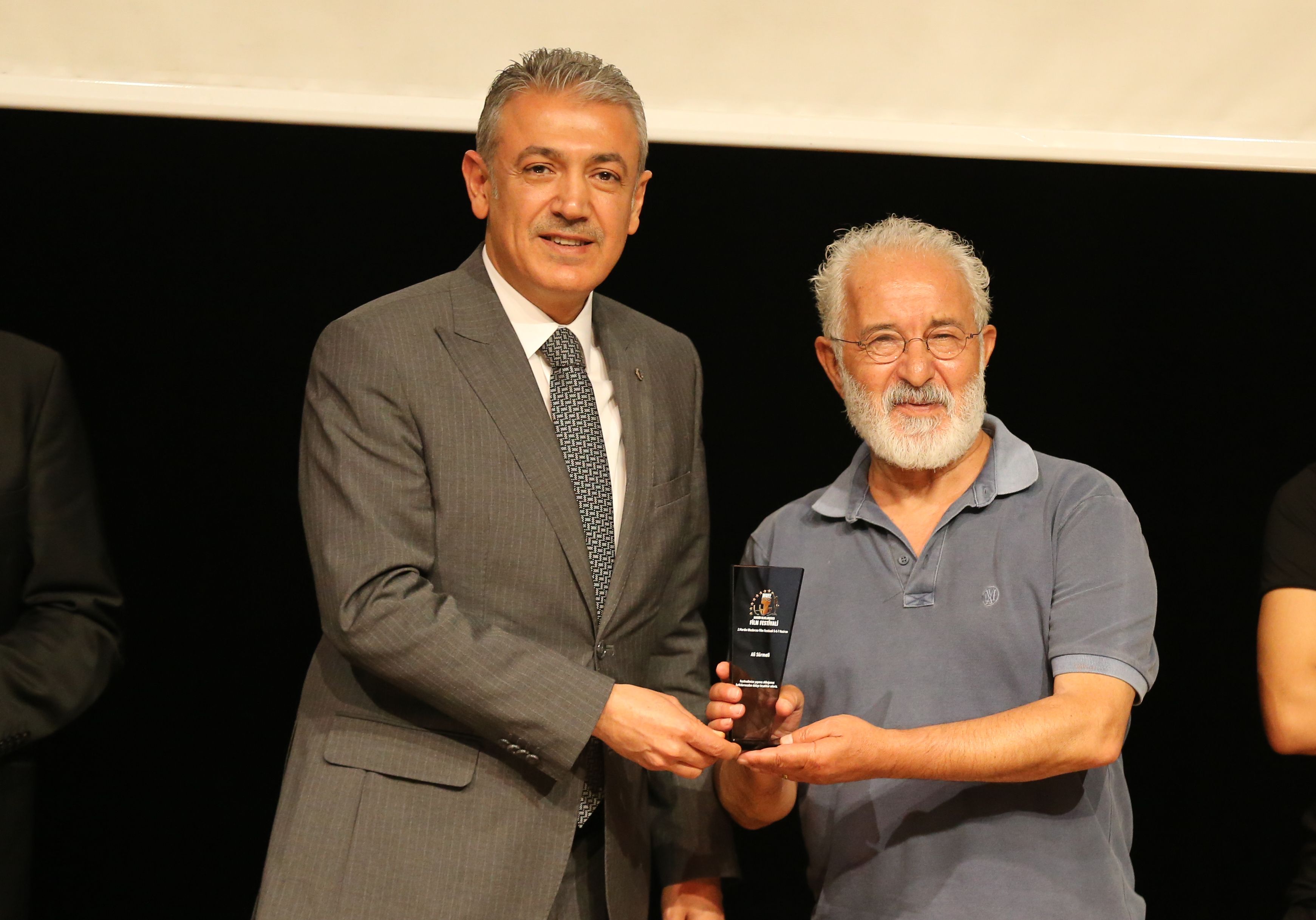 Sanatçılardan İsrail'e sert tepki! Oyuncu Ali Sürmeli  Sanatçılardan İsrail'e sert tepki! Oyuncu Ali Sürmeli