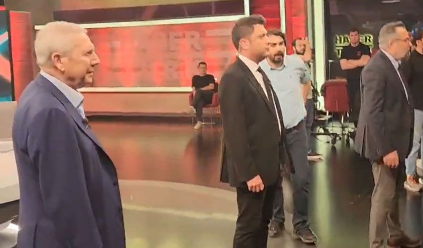 Stüdyoda sürpriz misafir! Aziz Yıldırım - Ali Koç yayınını yakından izledi Stüdyoda sürpriz misafir! Aziz Yıldırım - Ali Koç yayınını yakından izledi - 1. Resim