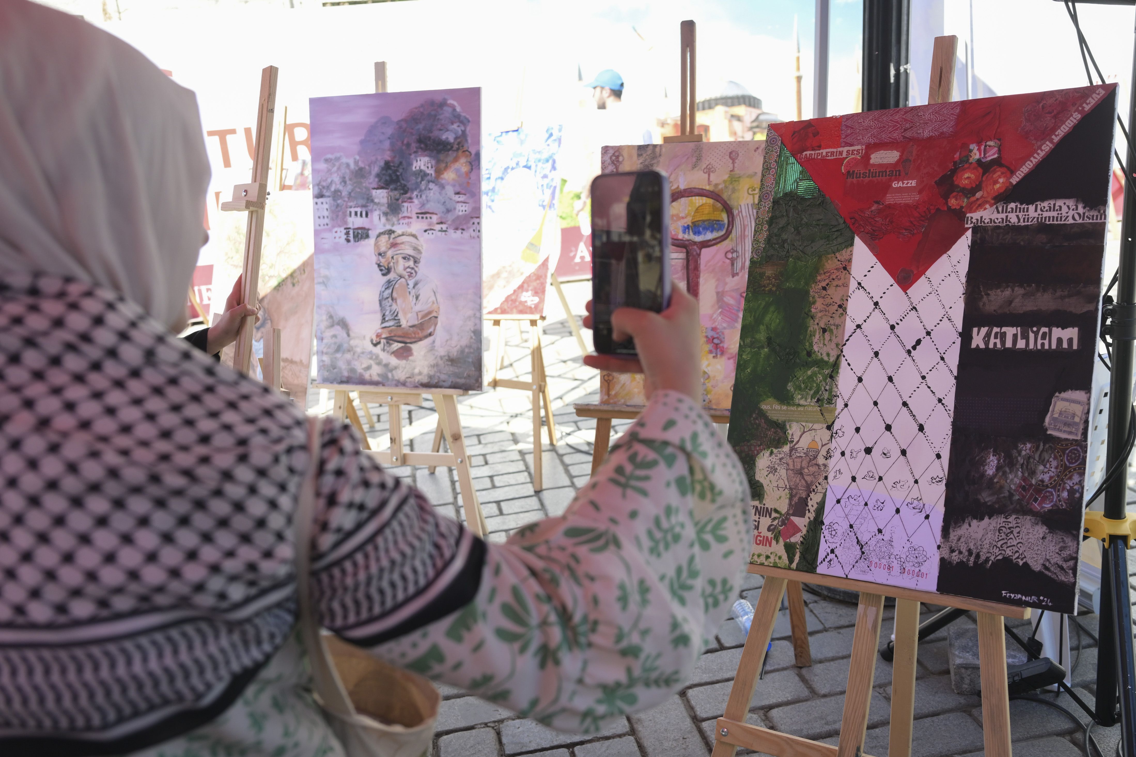 247 ressam Ayasofya Camii önünde  247 ressam Ayasofya Camii önünde