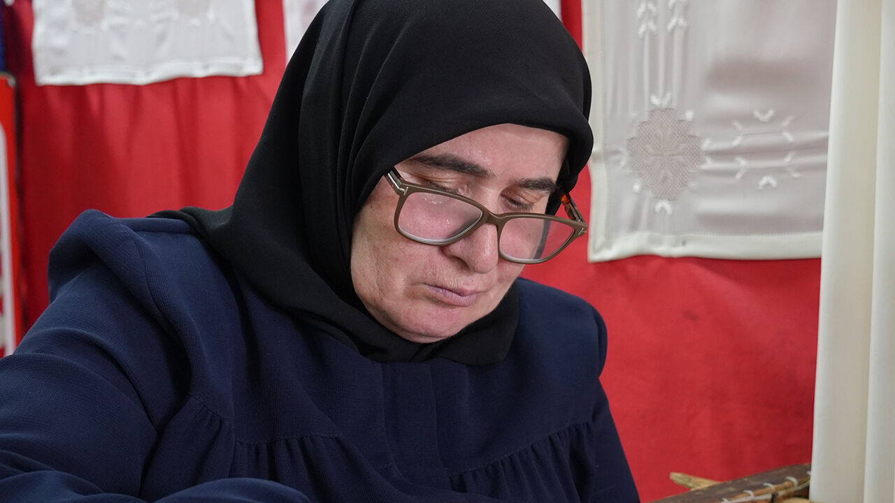 7 yaşında başladığı nakış işinden 150 bin liraya kadar kazanıyor - 1. Resim