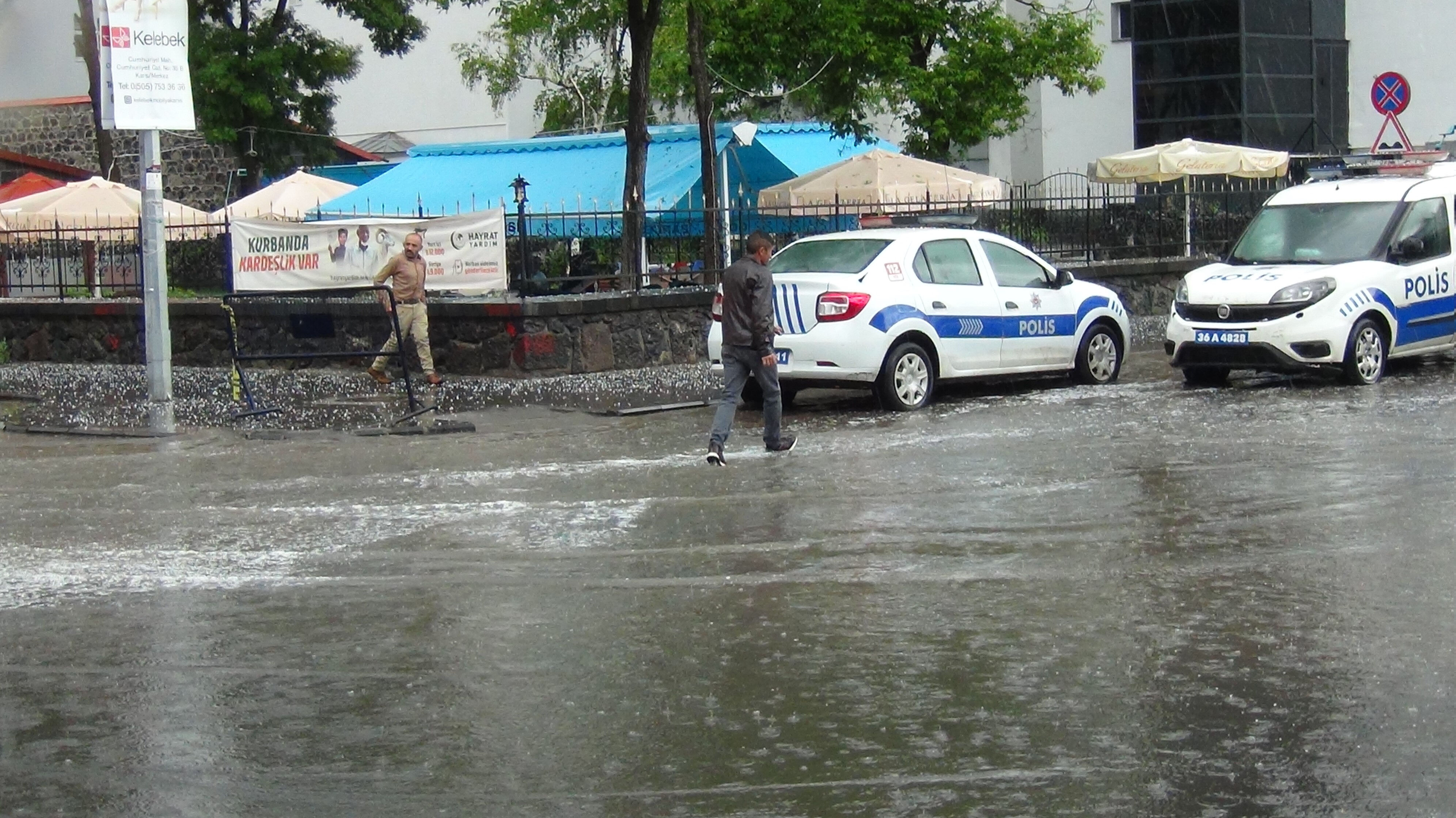 Fındık büyüklüğündeki dolu hayatı felç etti! Şehir beyaza büründü - 3. Resim