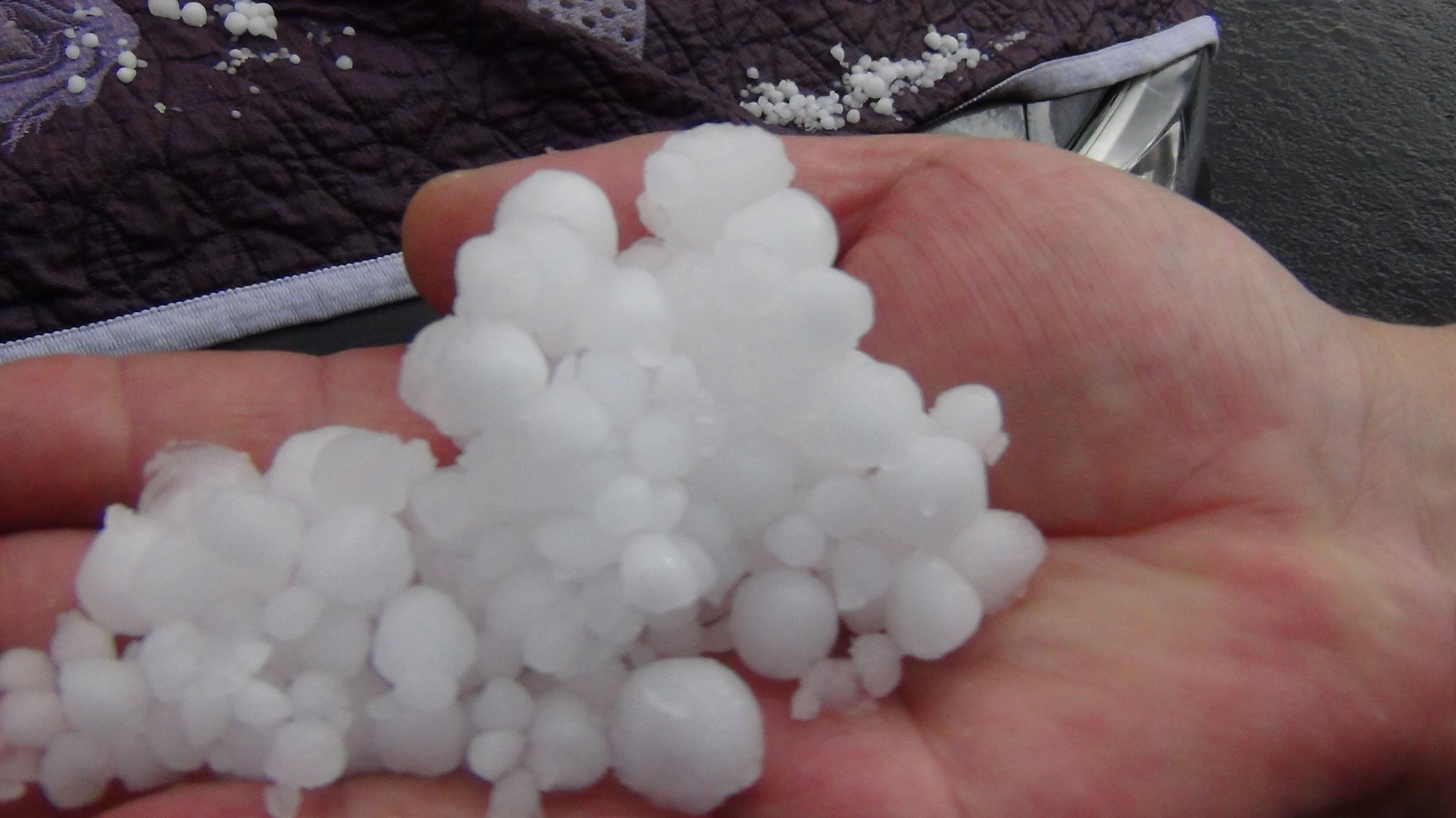 Fındık büyüklüğündeki dolu hayatı felç etti! Şehir beyaza büründü - 4. Resim