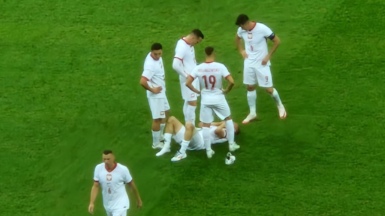 Futbol sahasında ilginç sakatlık! A Milli Takım'a gol atan Swiderski, sevinç sırasında talihsiz bir an yaşadı Futbol sahasında ilginç sakatlık! A Milli Takım'a gol atan Swiderski, sevinci sırasında talihsiz bir an yaşadı - 1. Resim