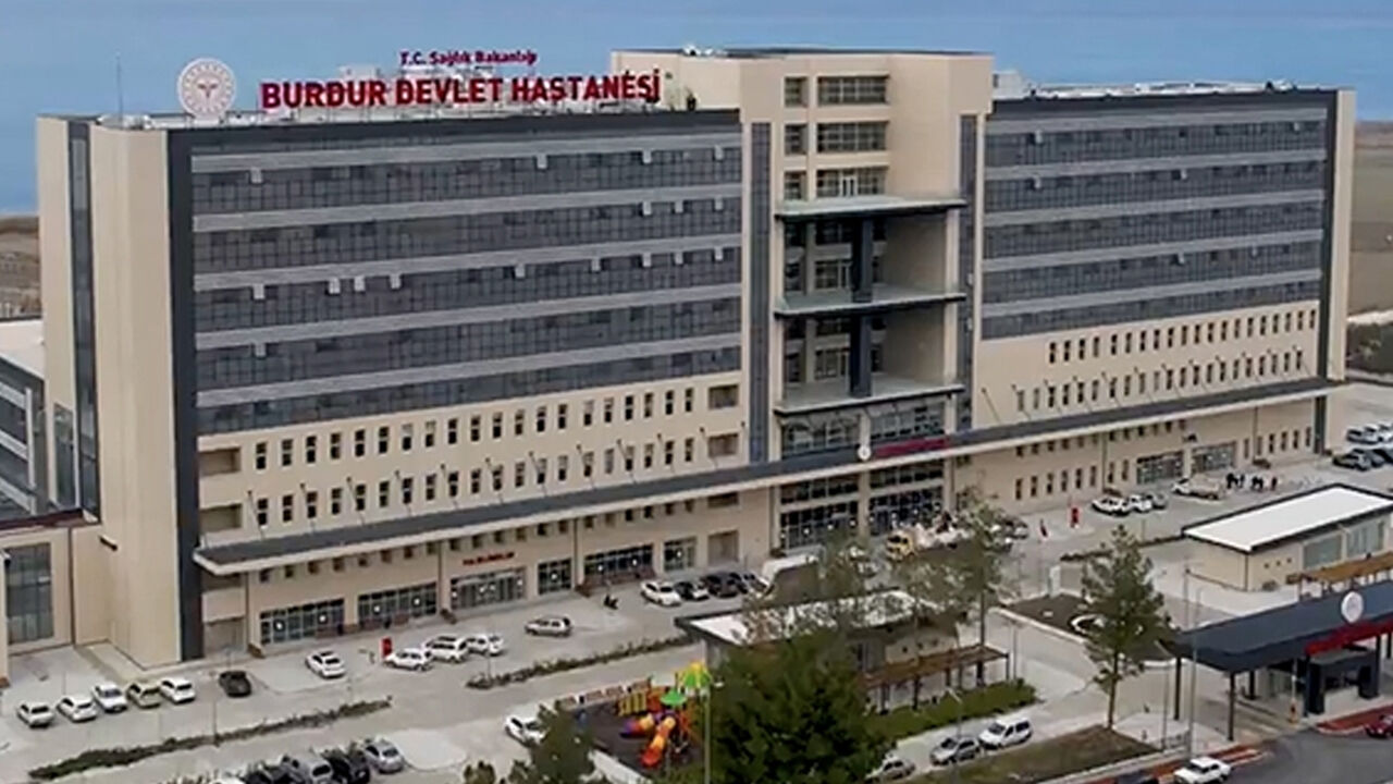 Hastane tuvaletinde skandal! Kapı altından kız çocuğunun fotoğrafını çekti - 1. Resim
