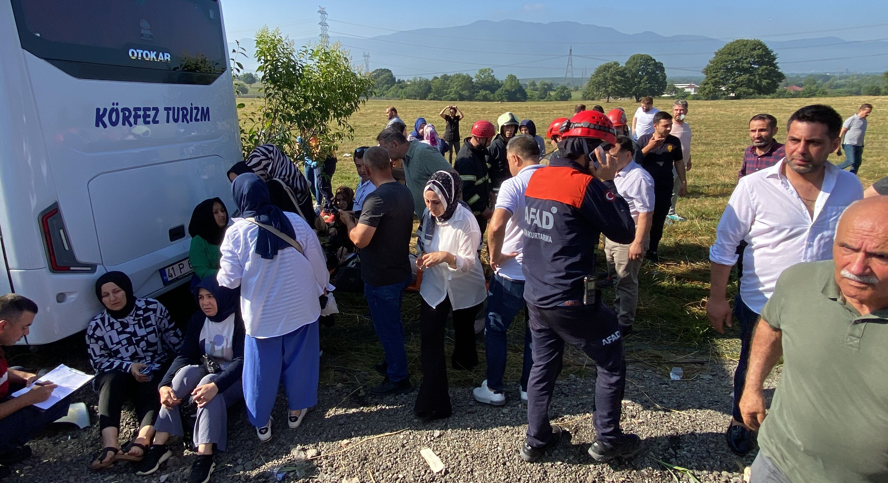 İşçi servisi ile kamyon kafa kafaya çarpıştı: 1'i ağır 27 yaralı İşçi servisi ile kamyon kafa kafaya çarpıştı: 1'i ağır 27 yaralı - 1. Resim