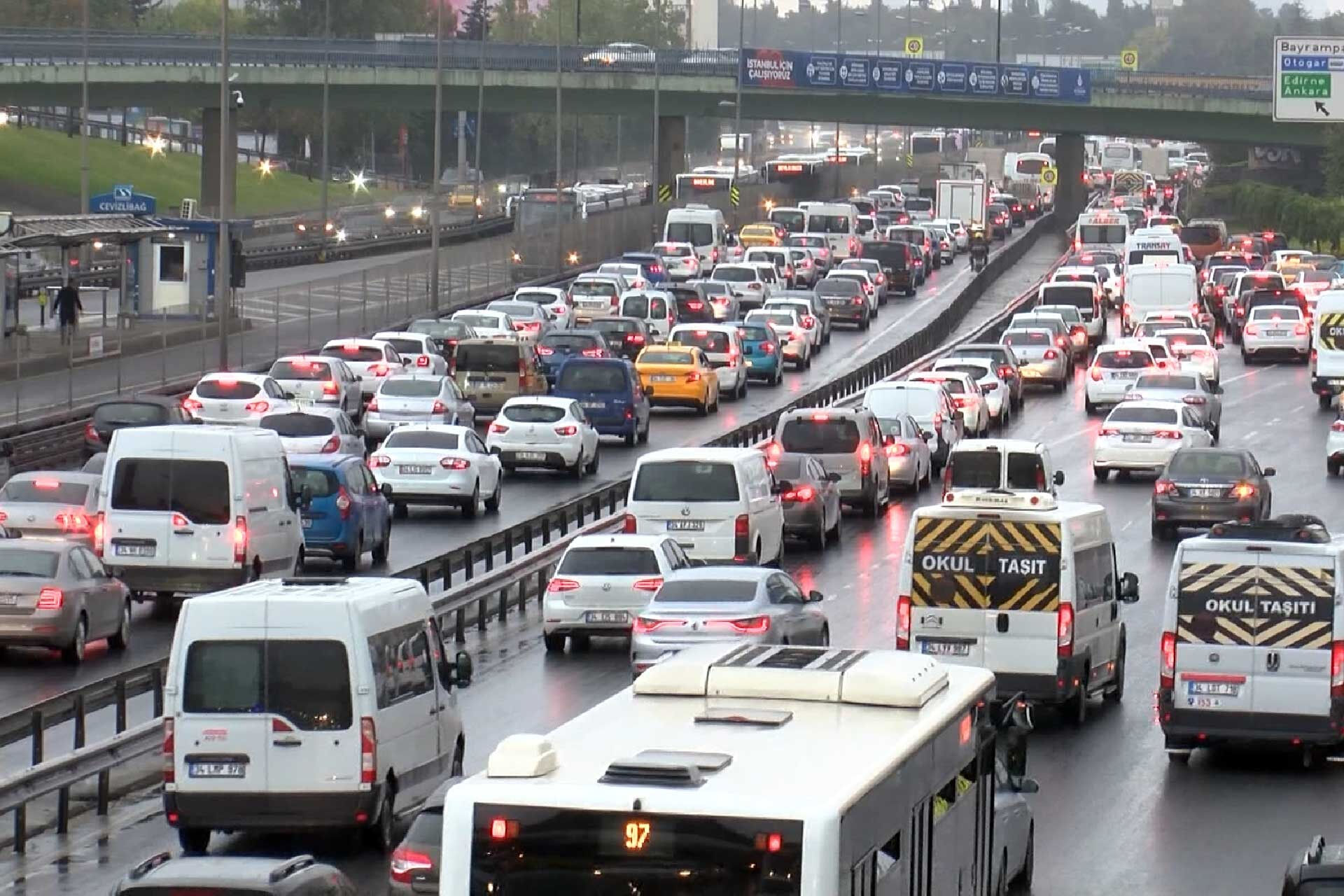 İstanbul haftanın ilk iş gününde trafiğe teslim oldu! Anadolu ve Avrupa Yakası'ndaki geçişlerde yoğunluk var İstanbul haftanın ilk iş gününde trafiğe teslim oldu! Anadolu ve Avrupa Yakası'ndaki geçişlerde yoğunluk var - 1. Resim