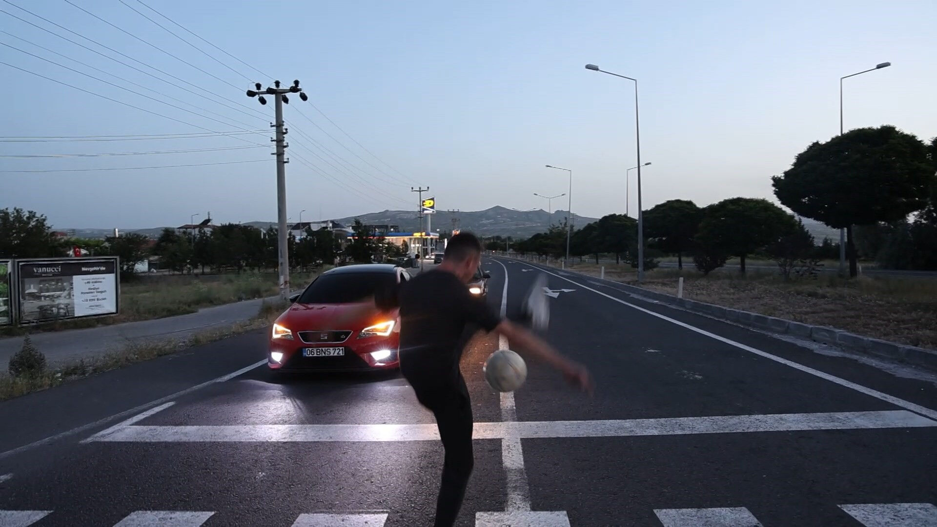 Kırmızı ışıkta Kolombiyalı şov! Kırmızı ışıkta Kolombiyalı şov! - 2. Resim