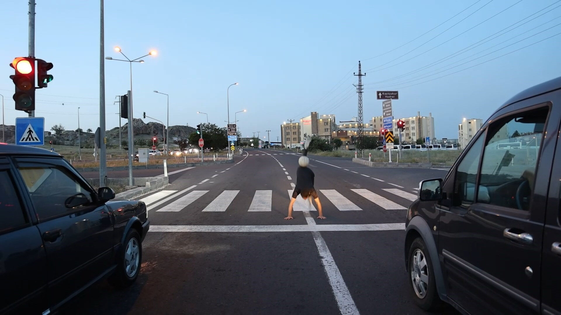 Kırmızı ışıkta Kolombiyalı şov! Kırmızı ışıkta Kolombiyalı şov! - 1. Resim