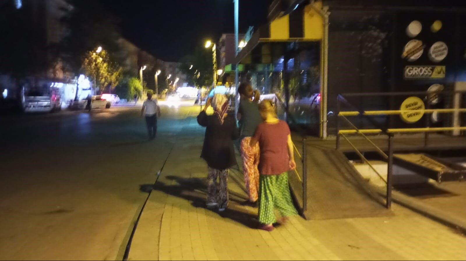 Malatya'da korkutan deprem! Vatandaşlar kendini sokağa attı Malatya'da korkutan deprem! Vatandaşlar kendini sokağa attı - 1. Resim