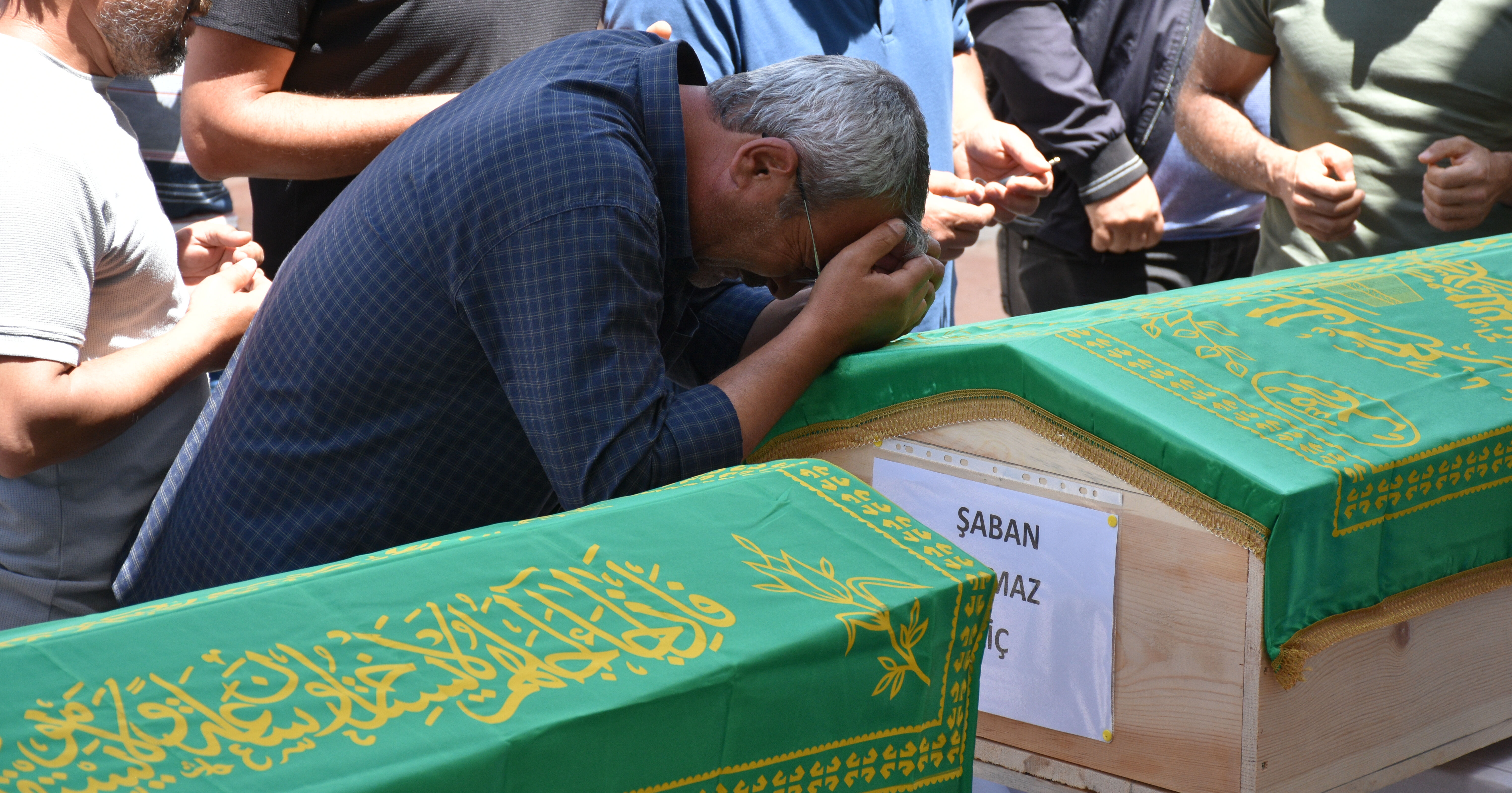 Toprak altından aylar sonra çıkarıldılar! İliç'te 5 işçi için cenaze töreni düzenlendi Toprak altından aylar sonra çıkarıldılar! İliç'te 5 işçi için cenaze töreni düzenlendi - 1. Resim