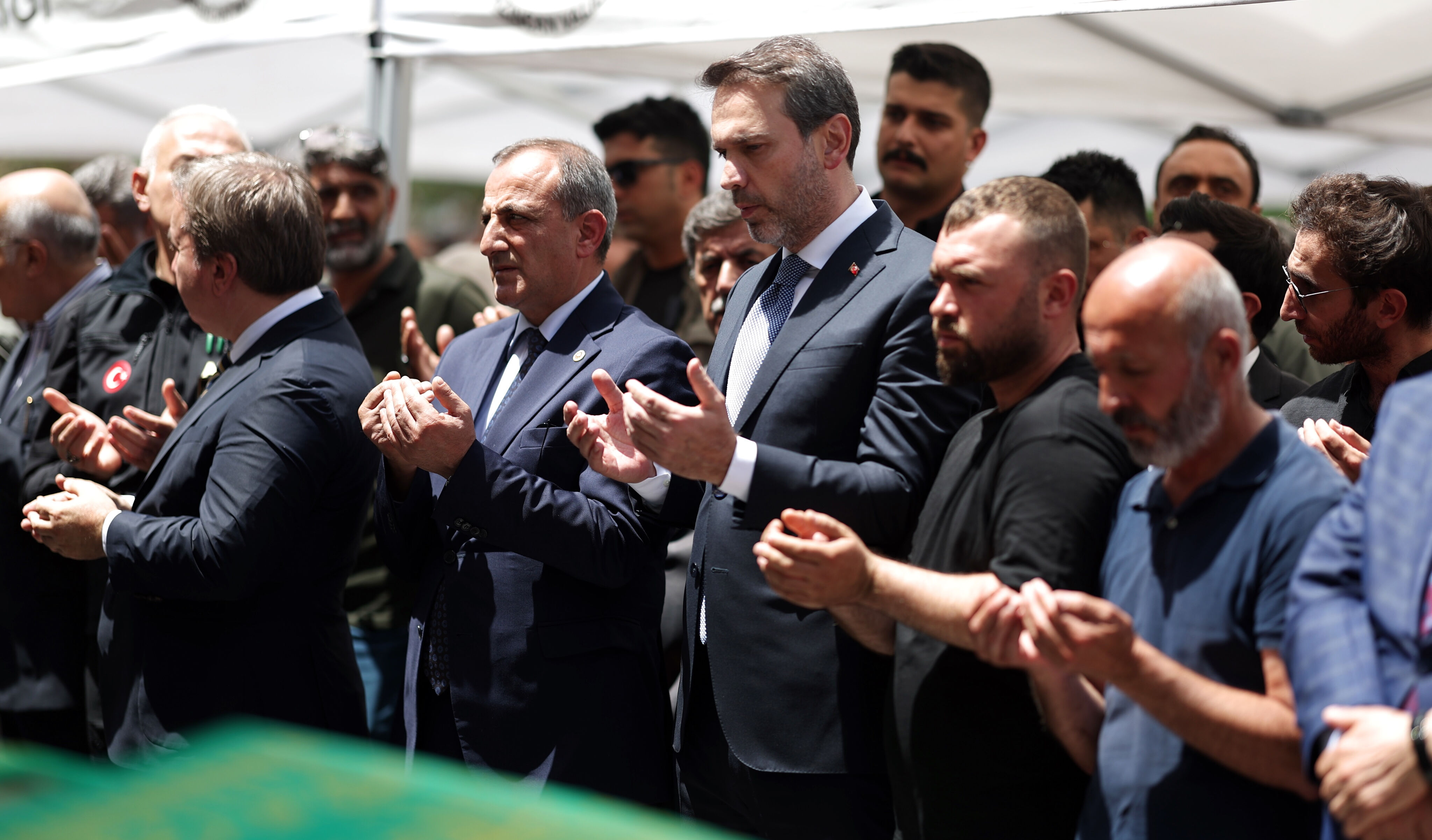 Toprak altından aylar sonra çıkarıldılar! İliç'te 5 işçi için cenaze töreni düzenlendi Toprak altından aylar sonra çıkarıldılar! İliç'te 5 işçi için cenaze töreni düzenlendi - 2. Resim