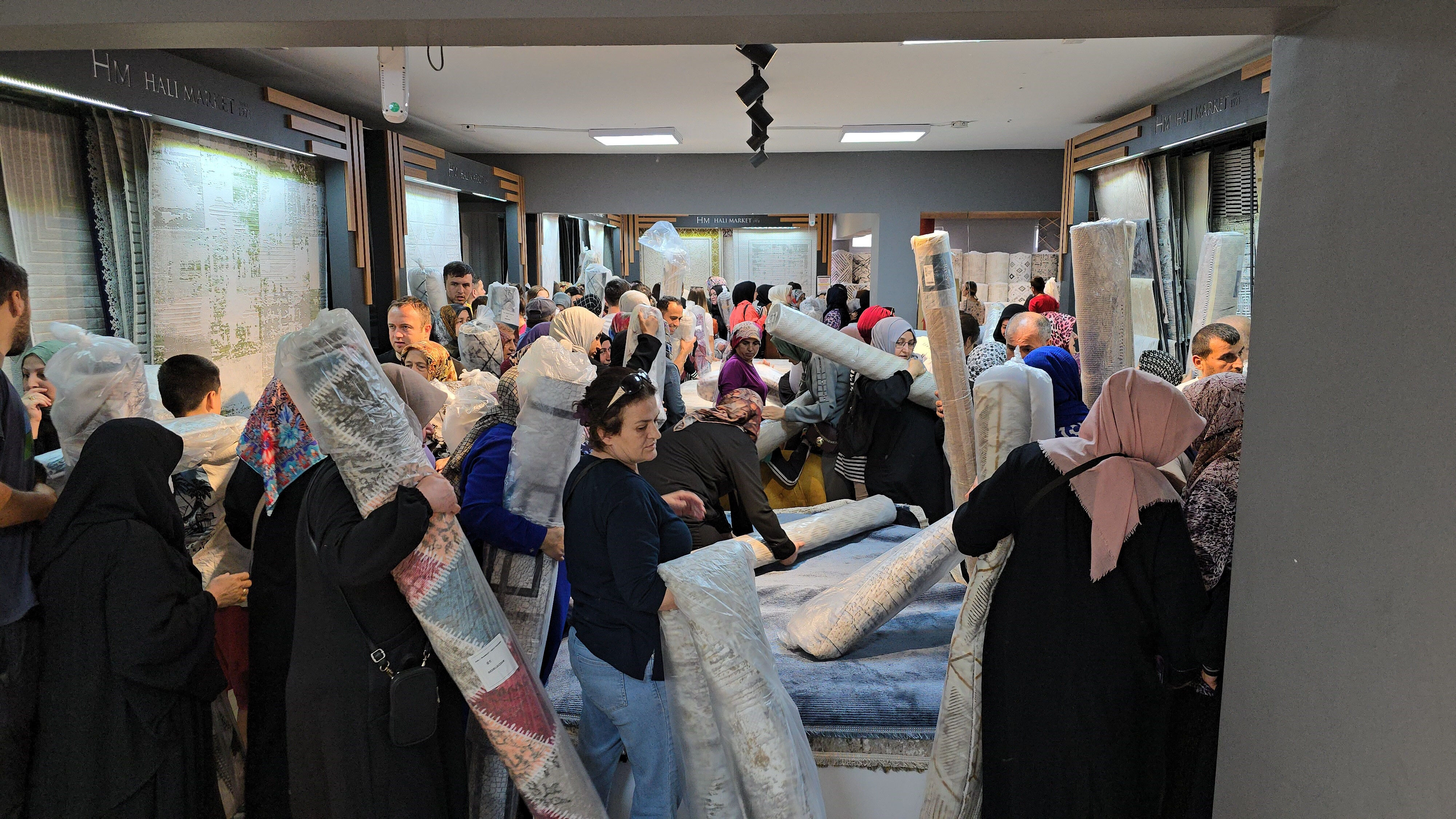 Bayram &ouml;ncesi bedava! Duyan koştu, kapış kapış gitti... M&uuml;cadele anları kamerada - 1. Resim