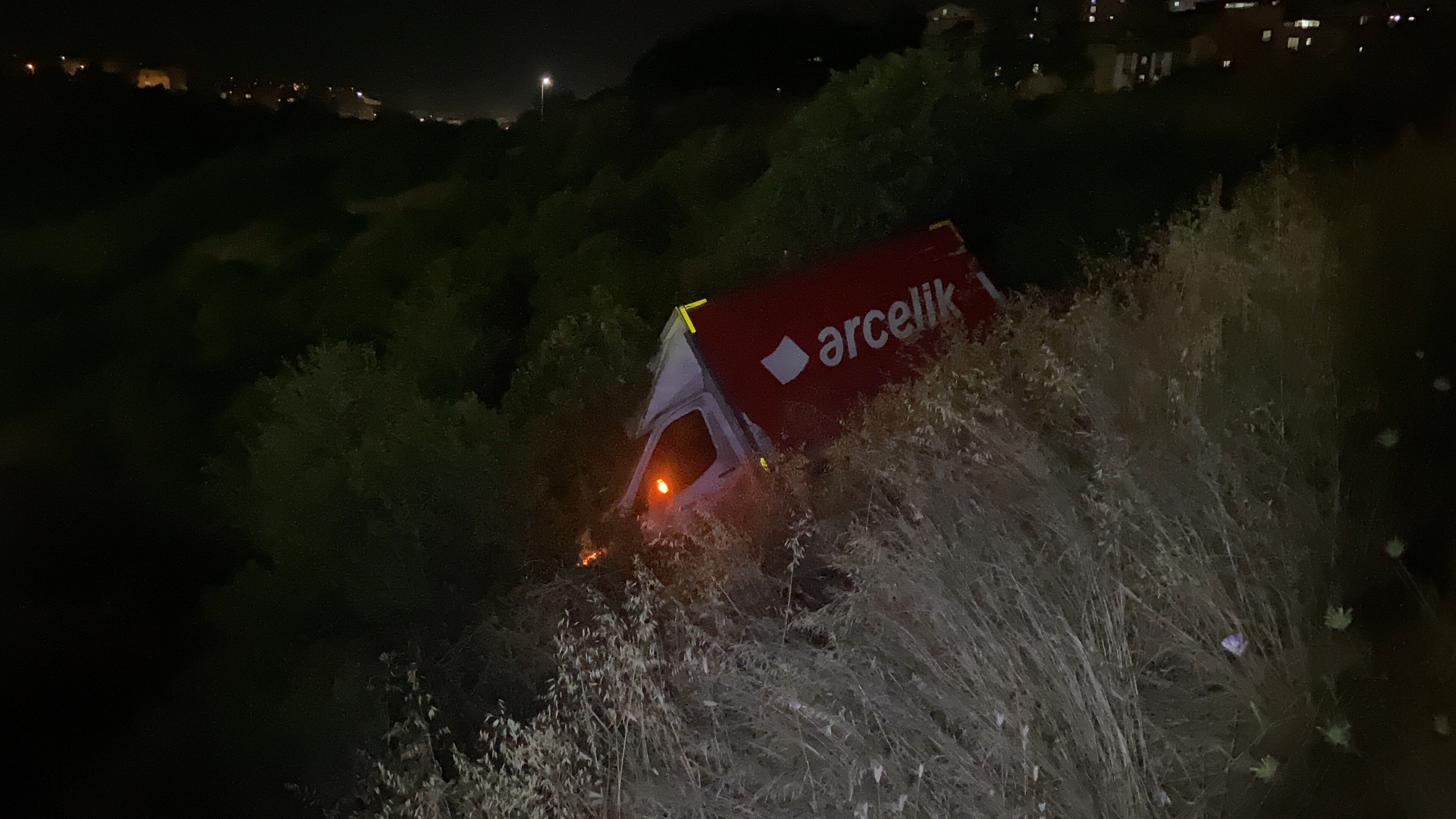 Beyaz eşya devinin kamyoneti uçurumdan uçtu - 1. Resim