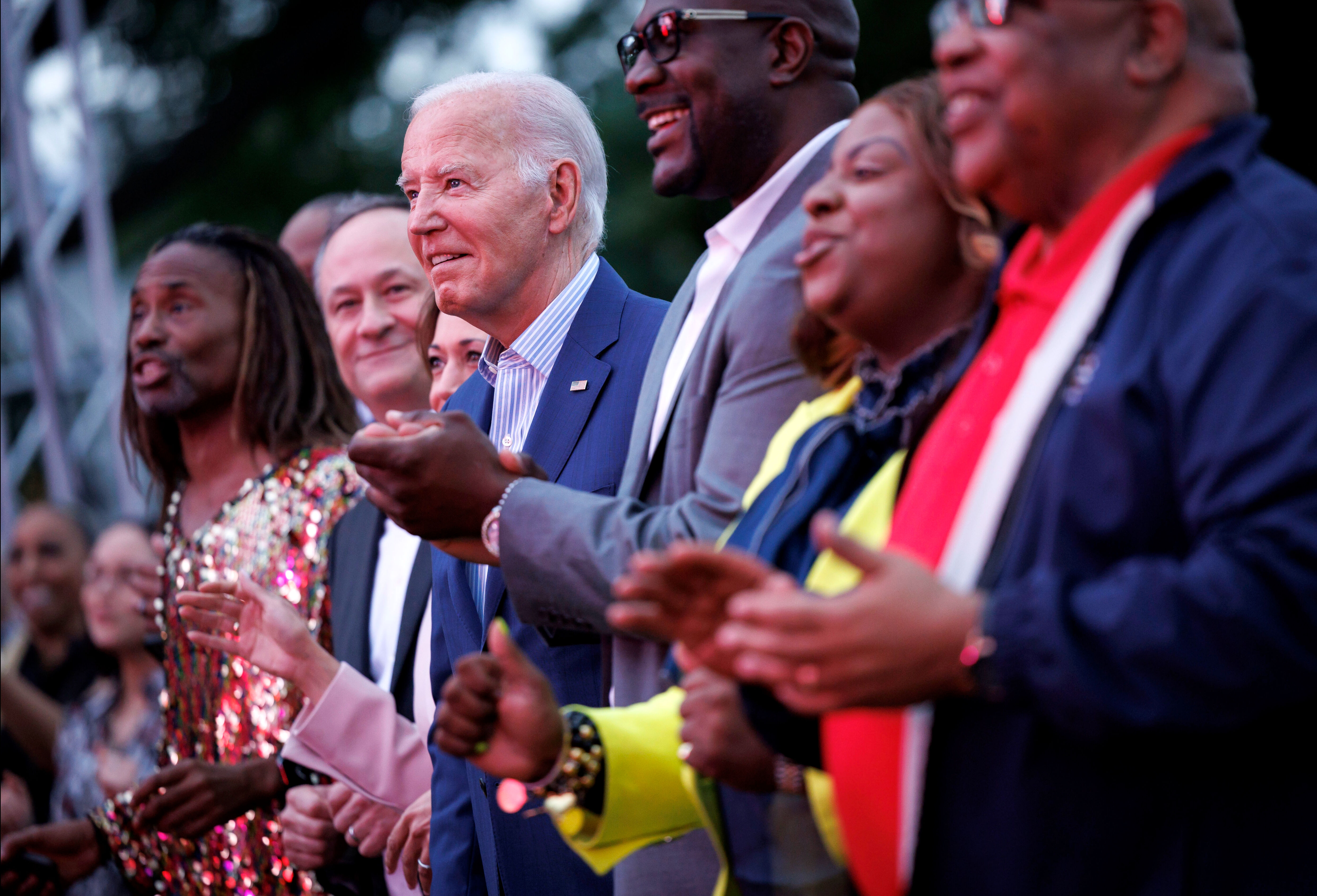 Biden dans sırasında dondu kaldı! George Floyd'un kardeşi omuz attı - 1. Resim