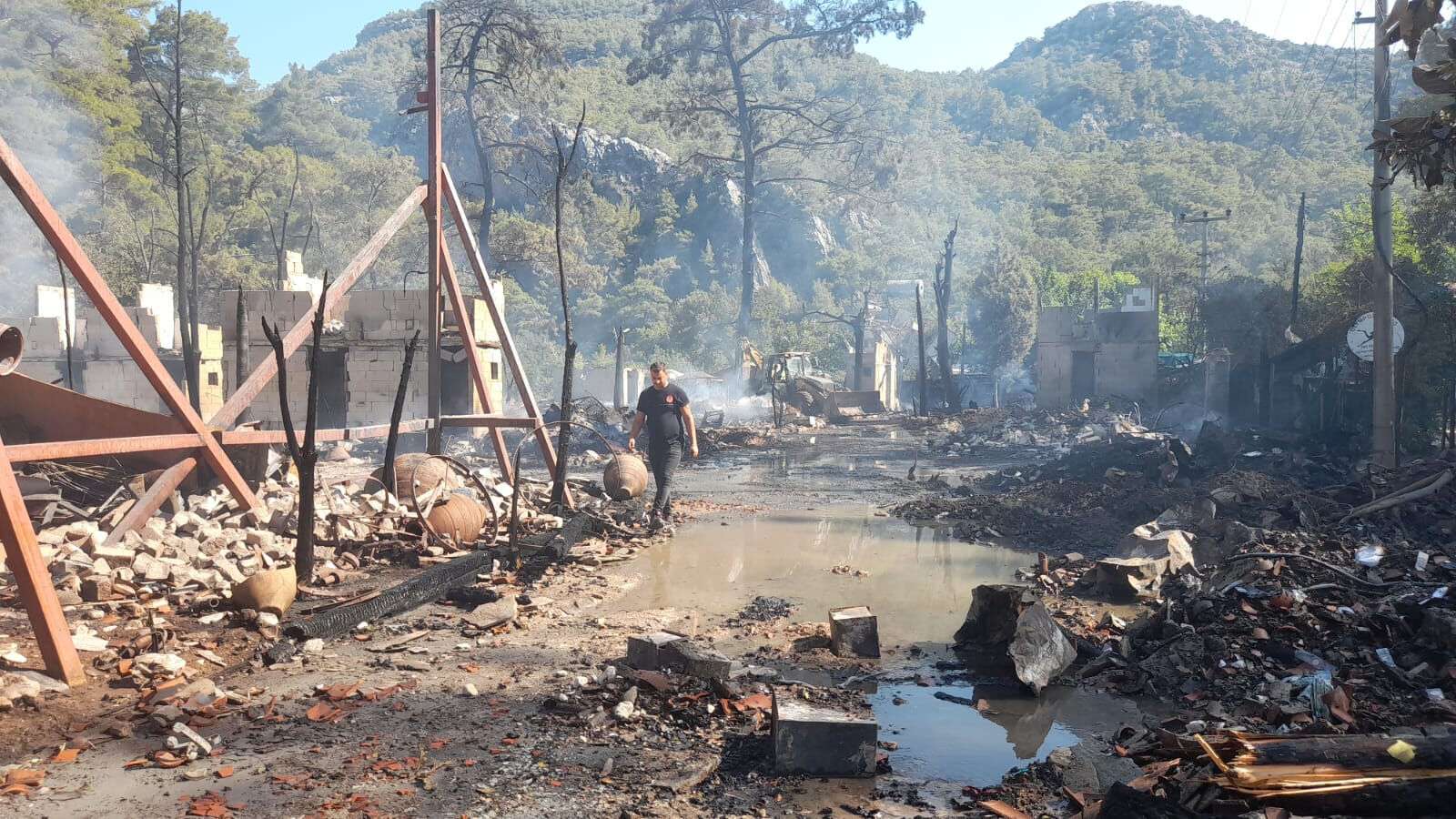 Dünyaca ünlü Kadir'in Ağaç Evleri küle döndü Dünyaca ünlü Kadir'in Ağaç Evleri küle döndü - 3. Resim