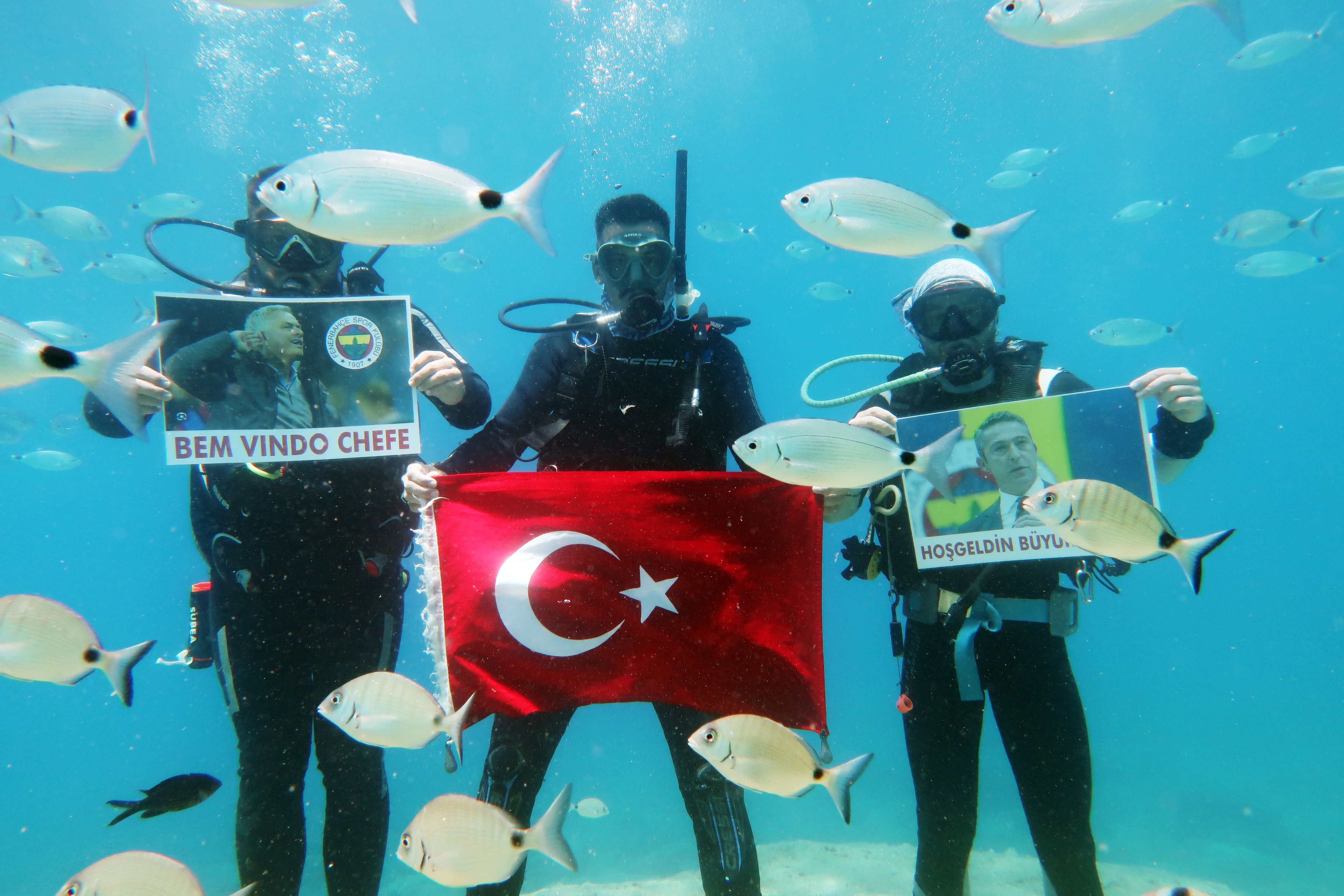 Fethiye'de Ali Koç'un yeniden başkanlığa seçilmesini su altında kutladılar Fethiye'de Ali Koç'un yeniden başkanlığa seçilmesini su altında kutladılar - 2. Resim