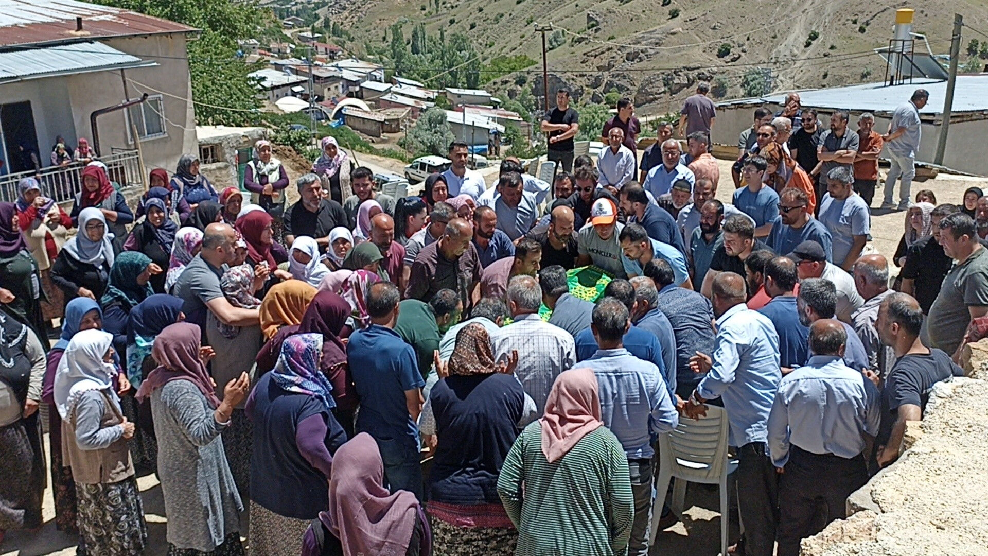 İliç'te 116 gün sonra topraktan çıkarılan Hüseyin Kara, toprağa verildi İliç'te 116 gün sonra topraktan çıkarılan Hüseyin Kara, toprağa verildi - 1. Resim