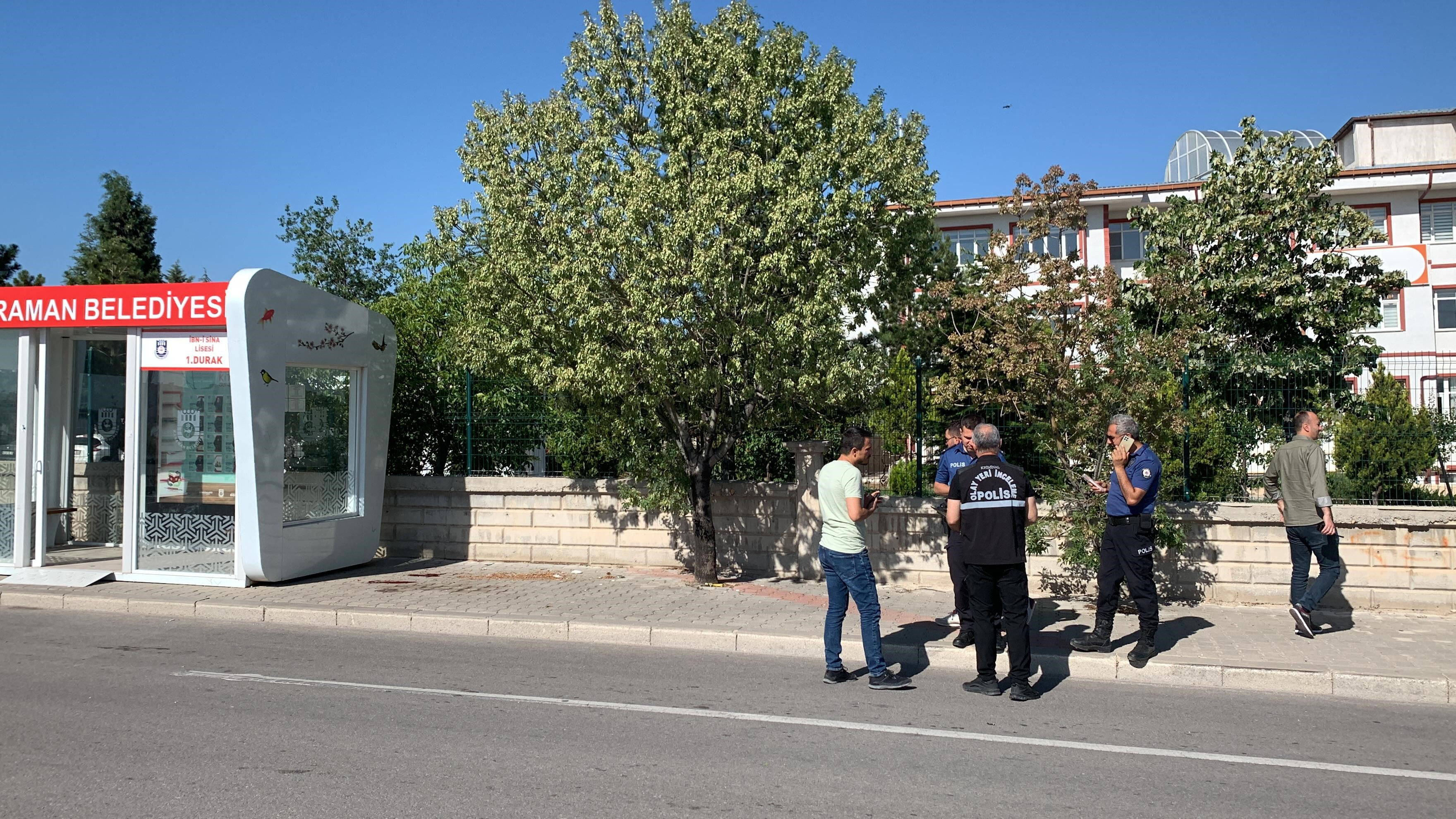 Liseli öğrenciler arasında 'bıçakla şaka' kanlı bitti! Bir anda yere yığıldı Liseli öğrenciler arasında 'bıçakla şaka' kanlı bitti! Bir anda yere yığıldı - 1. Resim