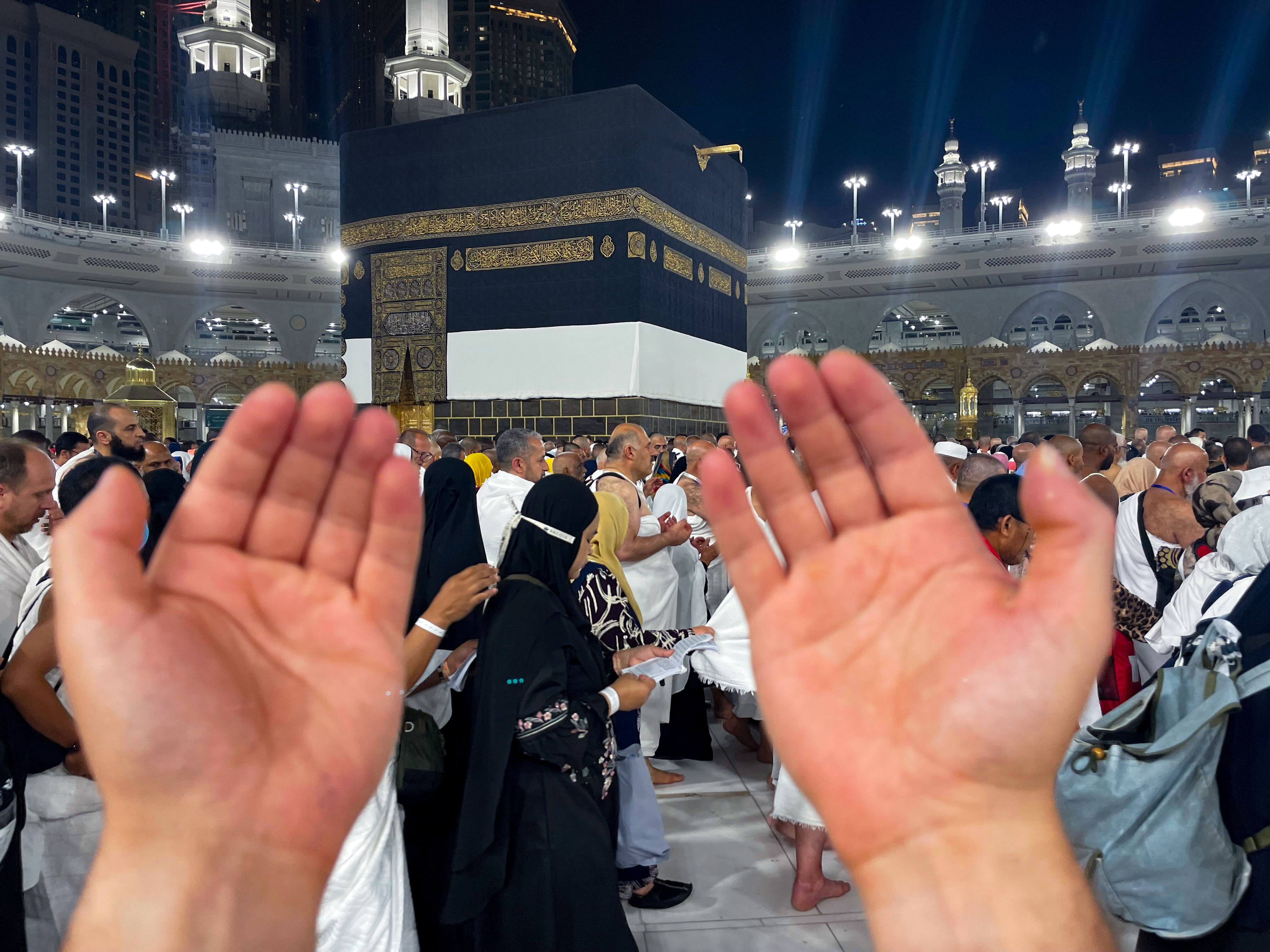 Mekke'ye ulaşan hacı adayları Kâbe'de gözyaşlarına boğuluyor Mekke'ye ulaşan hacı adayları Kabe'de gözyaşlarına boğuluyor - 6. Resim