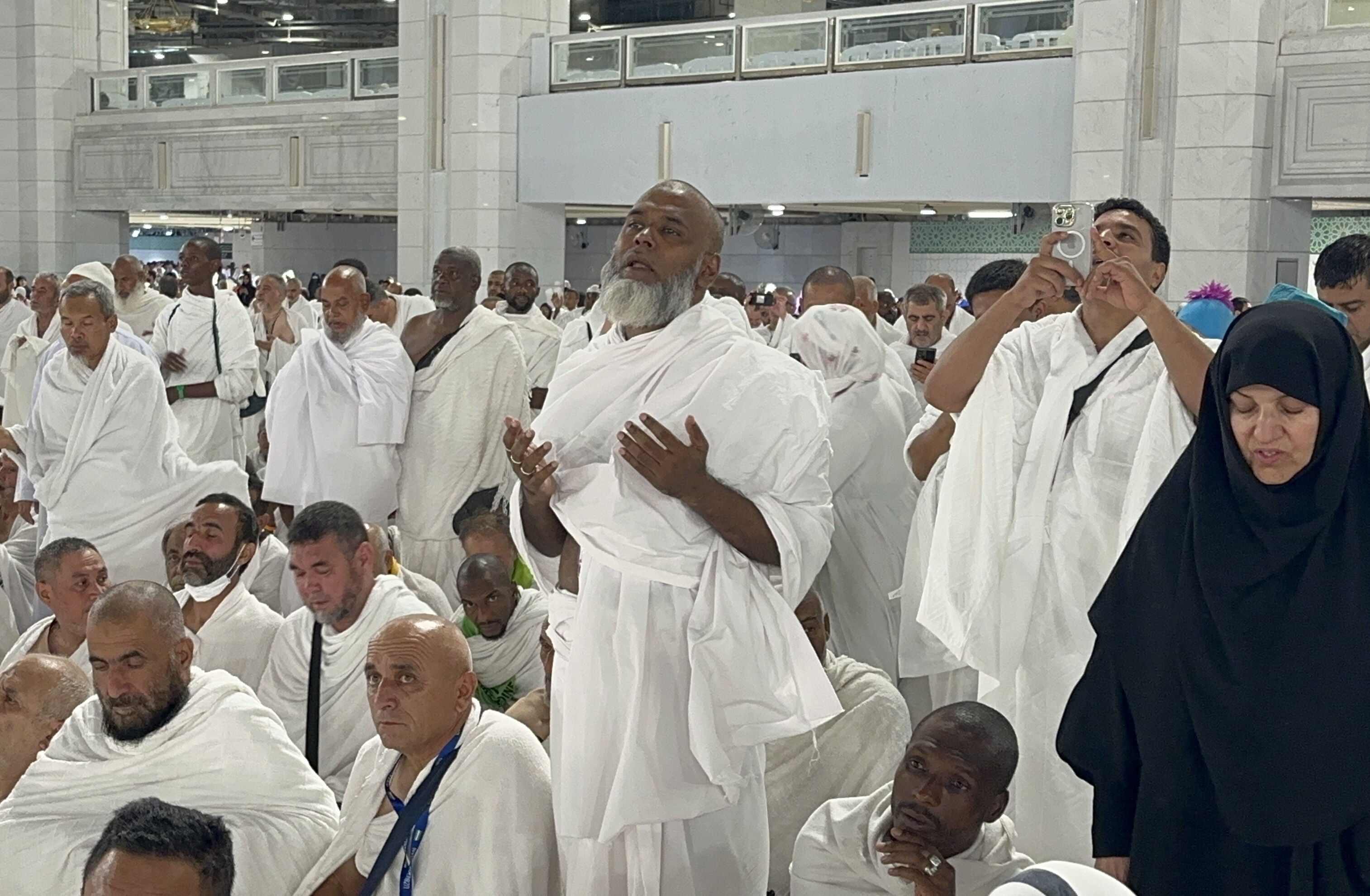 Mekke'ye ulaşan hacı adayları Kâbe'de gözyaşlarına boğuluyor Mekke'ye ulaşan hacı adayları Kabe'de gözyaşlarına boğuluyor - 4. Resim