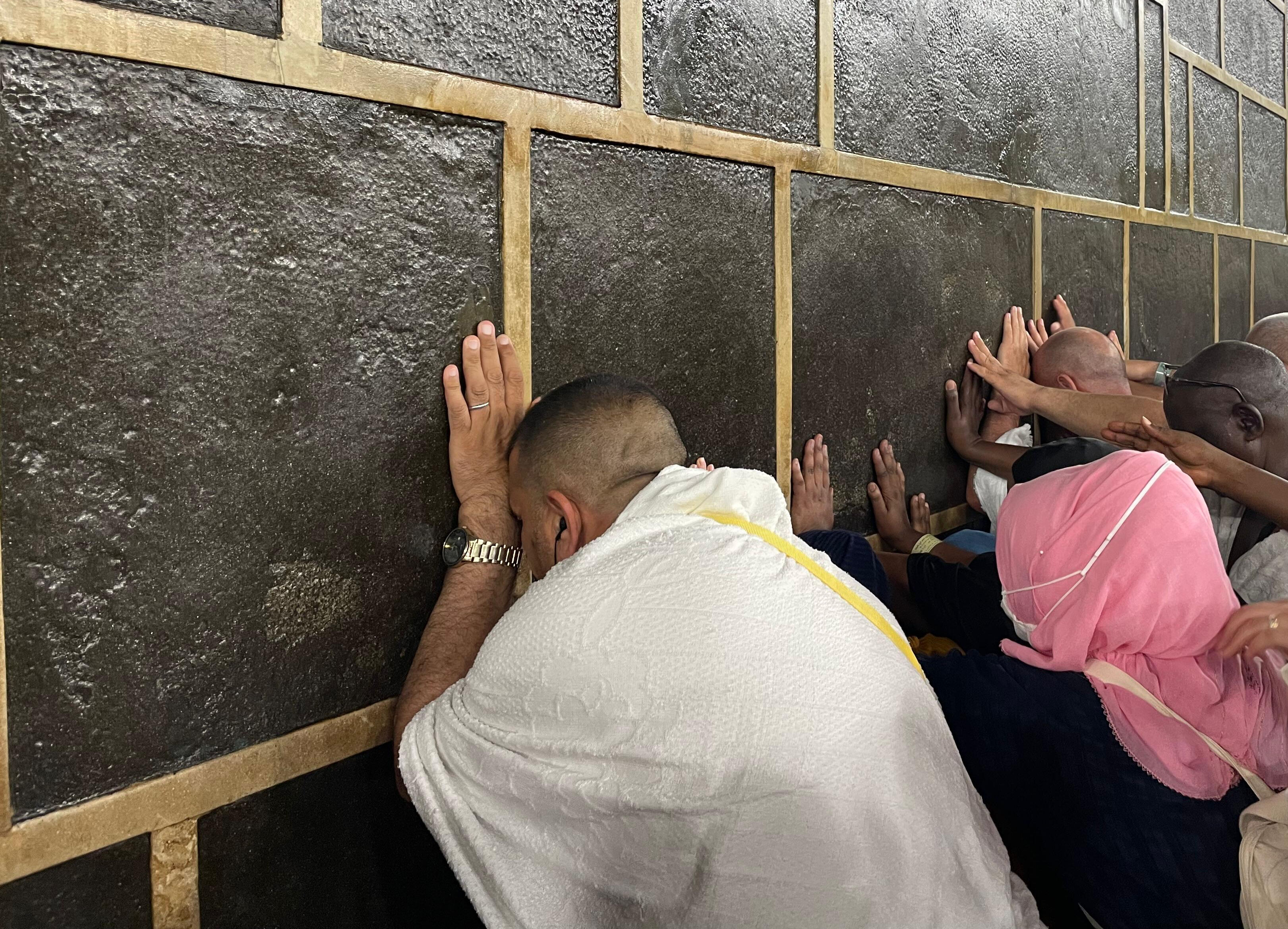 Mekke'ye ulaşan hacı adayları Kâbe'de gözyaşlarına boğuluyor Mekke'ye ulaşan hacı adayları Kabe'de gözyaşlarına boğuluyor - 11. Resim