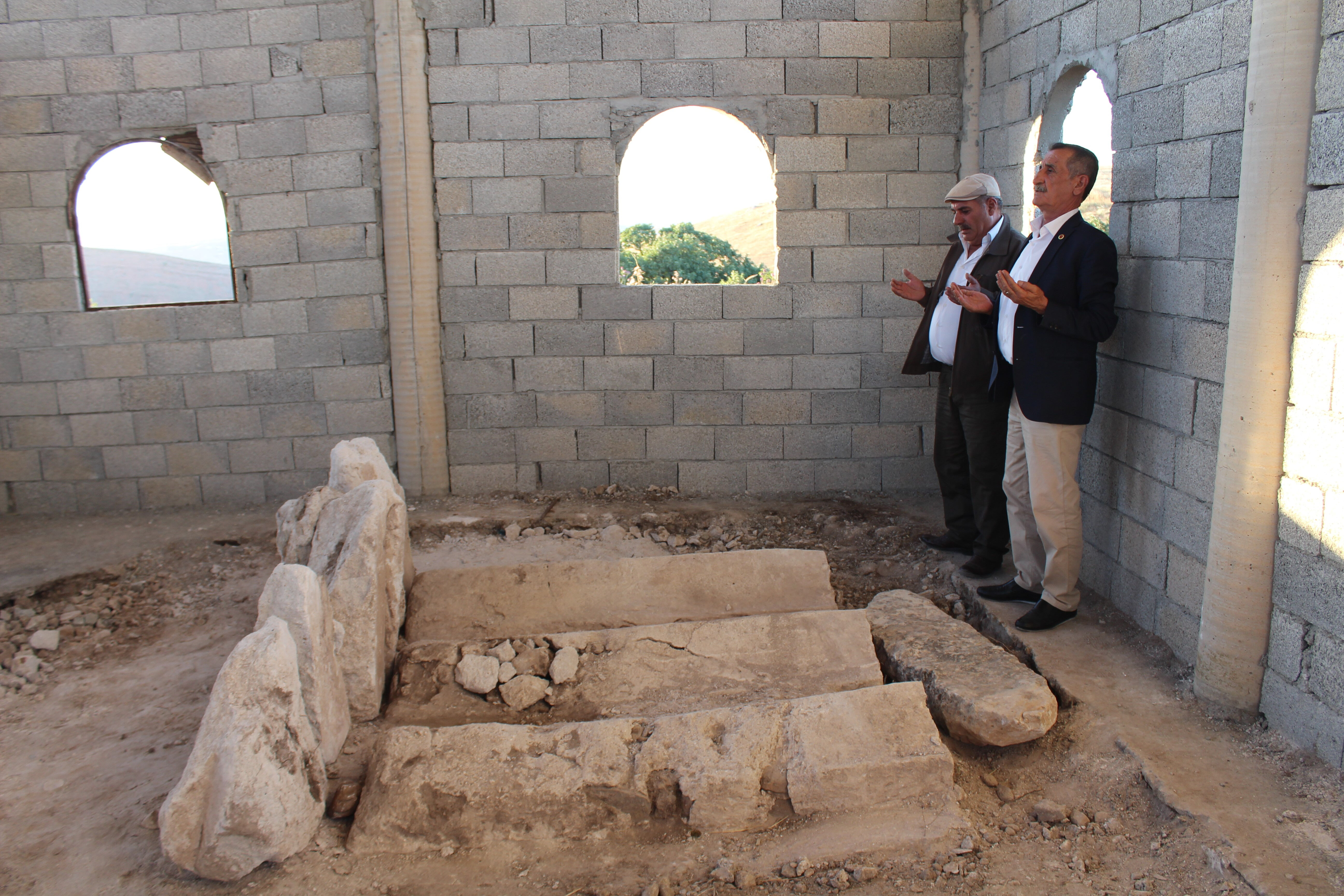 Siirt'te restore edilen türbeden başka mezarlar çıktı! Jandarma korumaya aldı Siirt'te restore edilen türbeden başka mezarlar çıktı! Jandarma korumaya aldı - 3. Resim