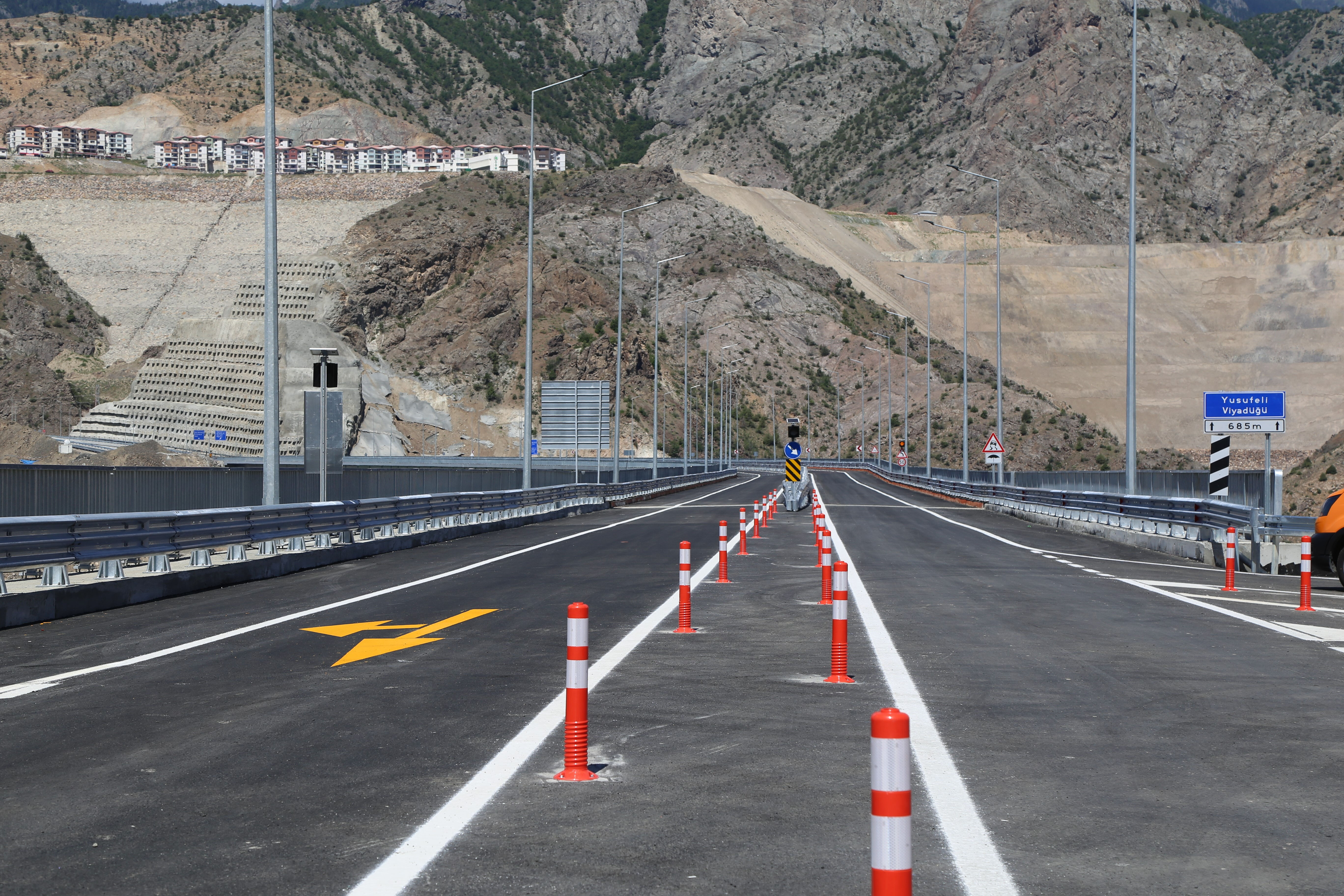 Yusufeli Merkez Viyadüğü trafiğe açıldı: Ulaşım 25 dakika kısalacak Yusufeli Merkez Viyadüğü trafiğe açıldı: Ulaşım 25 dakika kısalacak - 2. Resim