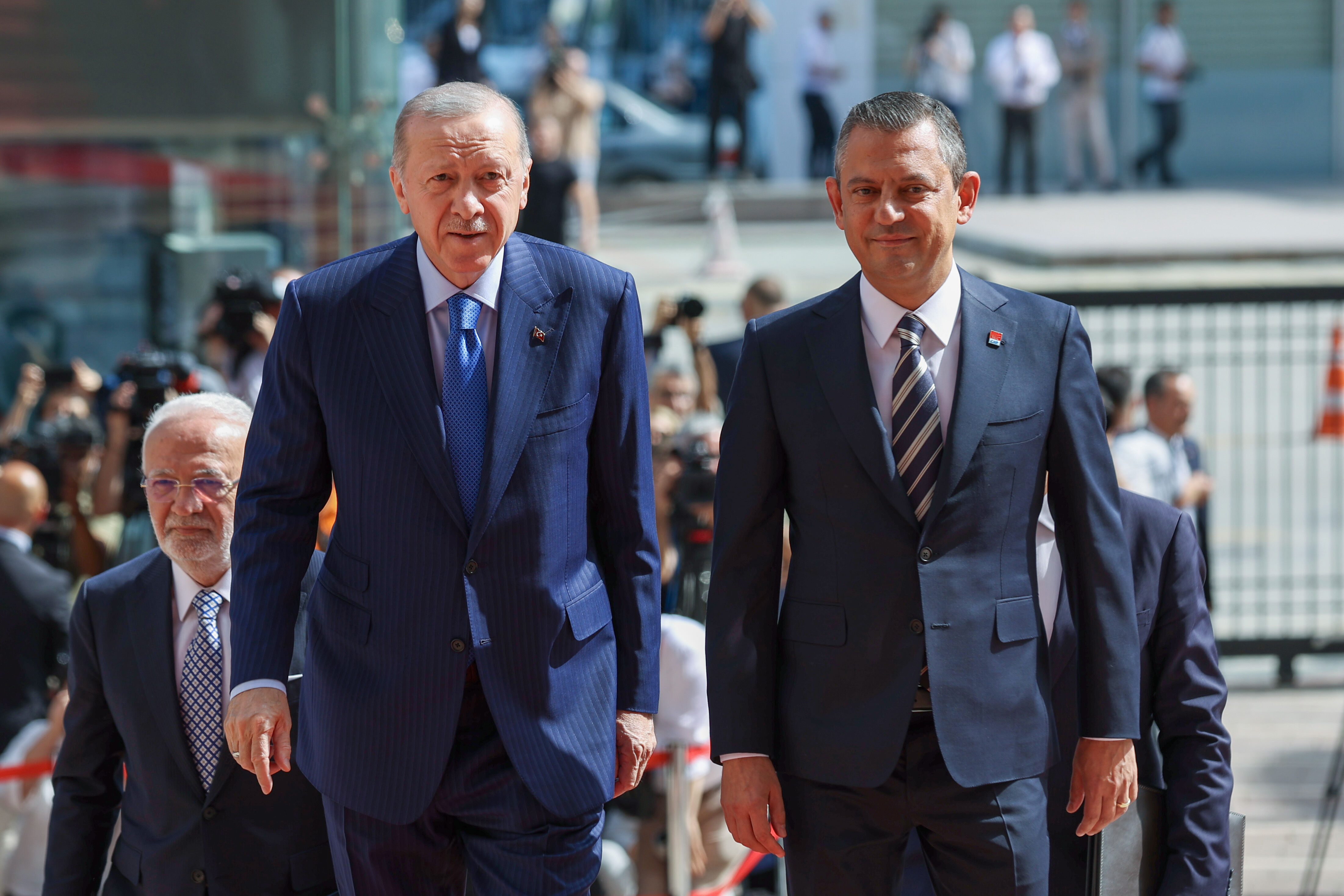 12’nci katta 1,5 saat zirve... Erdoğan ve CHP lideri Özel buluştu 12’nci katta 1,5 saat zirve... Erdoğan ve CHP lideri Özel buluştu - 1. Resim