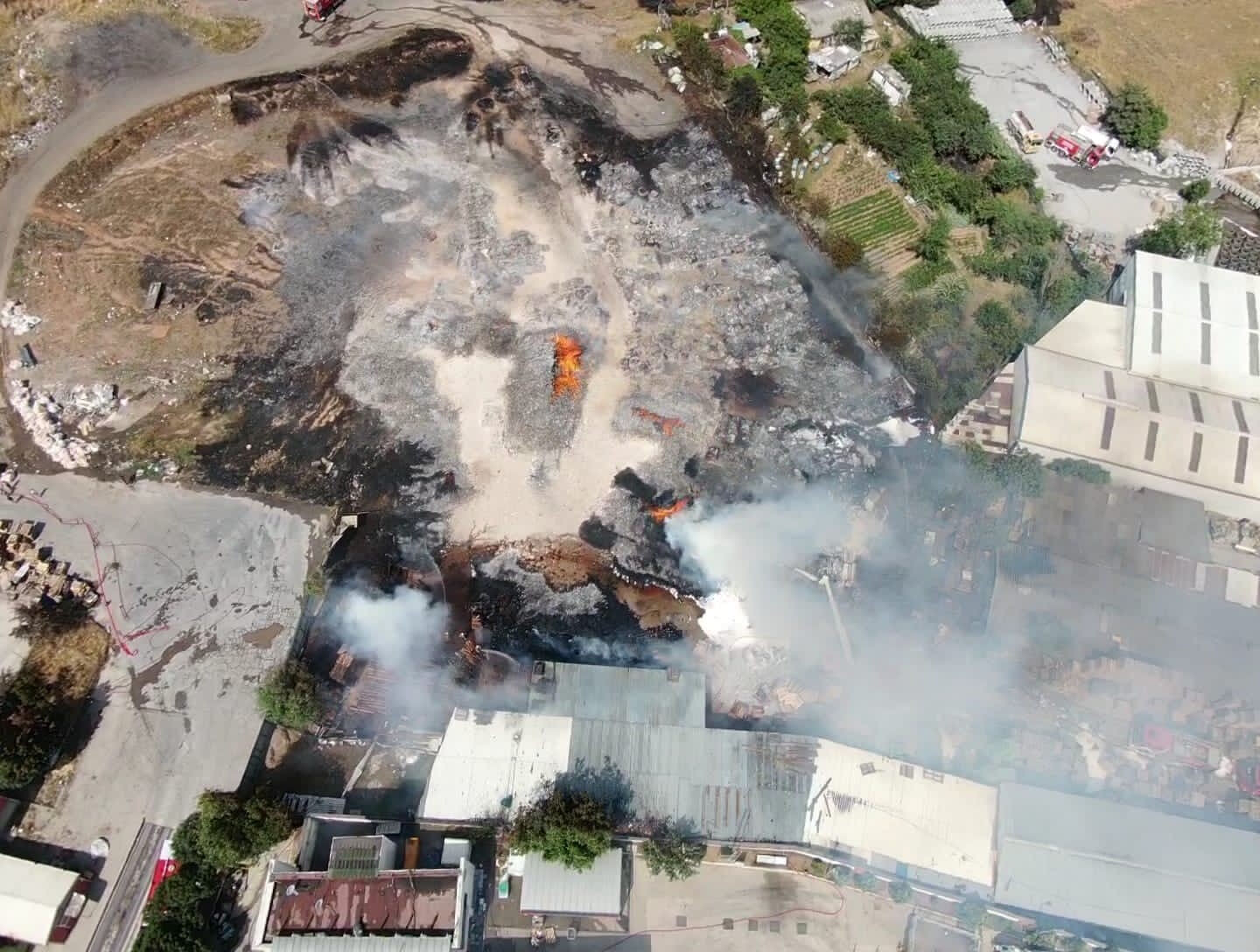 Gebze'de palet fabrikasında yangın! Dumanlar bölgeyi kapladı Gebze'de palet fabrikasında yangın! Dumanlar bölgeyi kapladı - 3. Resim