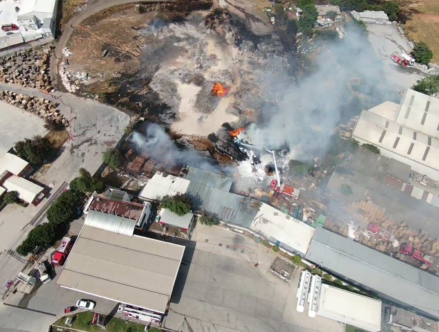 Gebze'de palet fabrikasında yangın! Dumanlar bölgeyi kapladı Gebze'de palet fabrikasında yangın! Dumanlar bölgeyi kapladı - 4. Resim