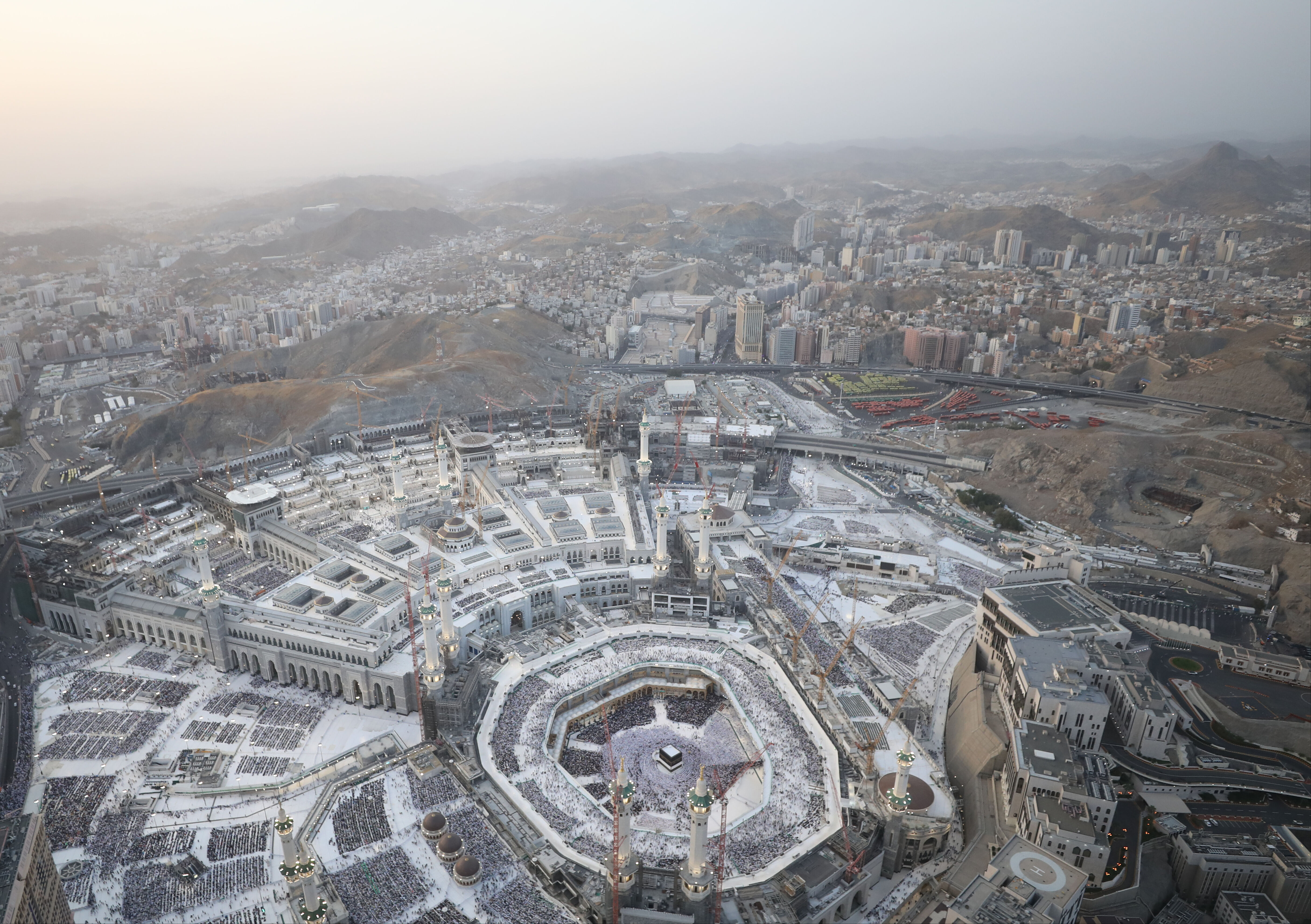 Kâbe-i Muazzama'da sabah namazı! Mekke-i Mükerreme'ye ulaşan hacı adayları Ebrac el-Beyt Kuleleri'nden görüntülendi Kâbe-i Muazzama'da sabah namazı! Mekke-i Mükerreme'ye ulaşan hacı adayları Ebrac el-Beyt Kuleleri'nden görüntülendi - 2. Resim