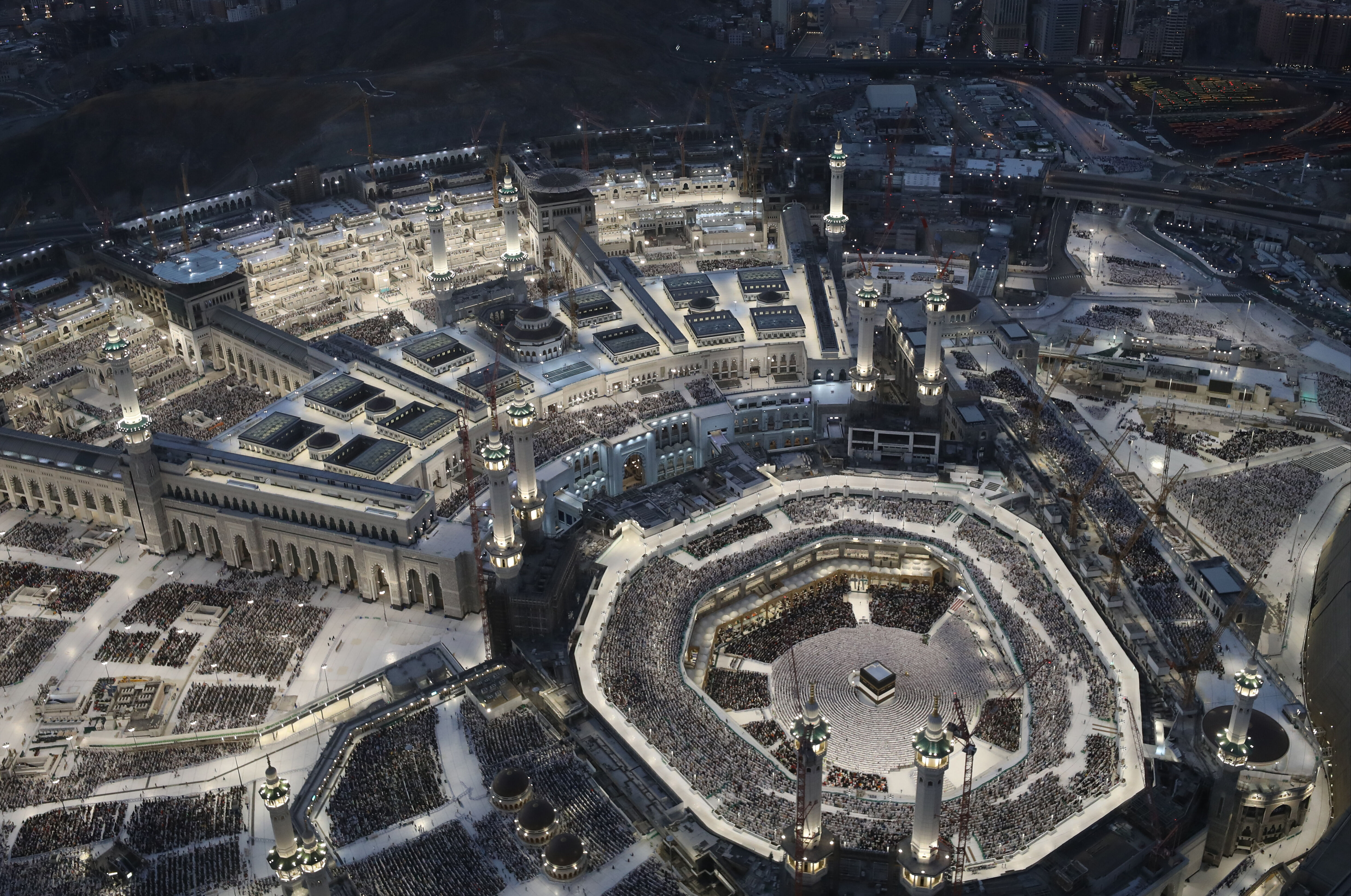 Kâbe-i Muazzama'da sabah namazı! Mekke-i Mükerreme'ye ulaşan hacı adayları Ebrac el-Beyt Kuleleri'nden görüntülendi Kâbe-i Muazzama'da sabah namazı! Mekke-i Mükerreme'ye ulaşan hacı adayları Ebrac el-Beyt Kuleleri'nden görüntülendi - 3. Resim