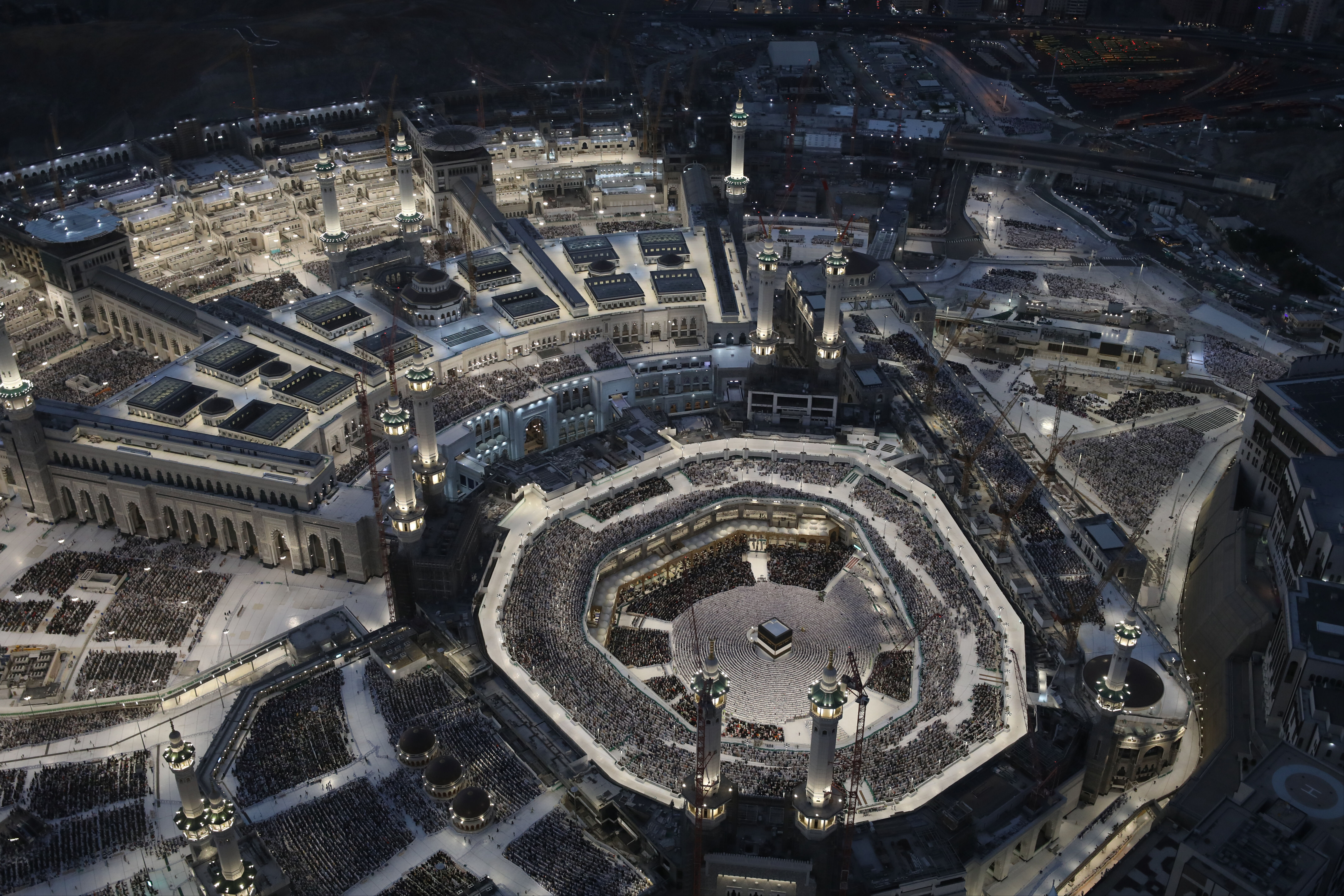 Kâbe-i Muazzama'da sabah namazı! Mekke-i Mükerreme'ye ulaşan hacı adayları Ebrac el-Beyt Kuleleri'nden görüntülendi Kâbe-i Muazzama'da sabah namazı! Mekke-i Mükerreme'ye ulaşan hacı adayları Ebrac el-Beyt Kuleleri'nden görüntülendi - 6. Resim