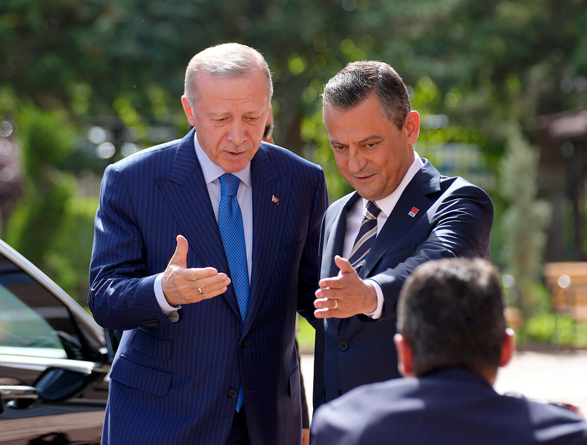 Özel’den Erdoğan’a ziyaret jesti! Cumhurbaşkanlığı forslu bayrak asıldı Özel’den Erdoğan’a ziyaret jesti! Cumhurbaşkanlığı forslu bayrak asıldı - 2. Resim